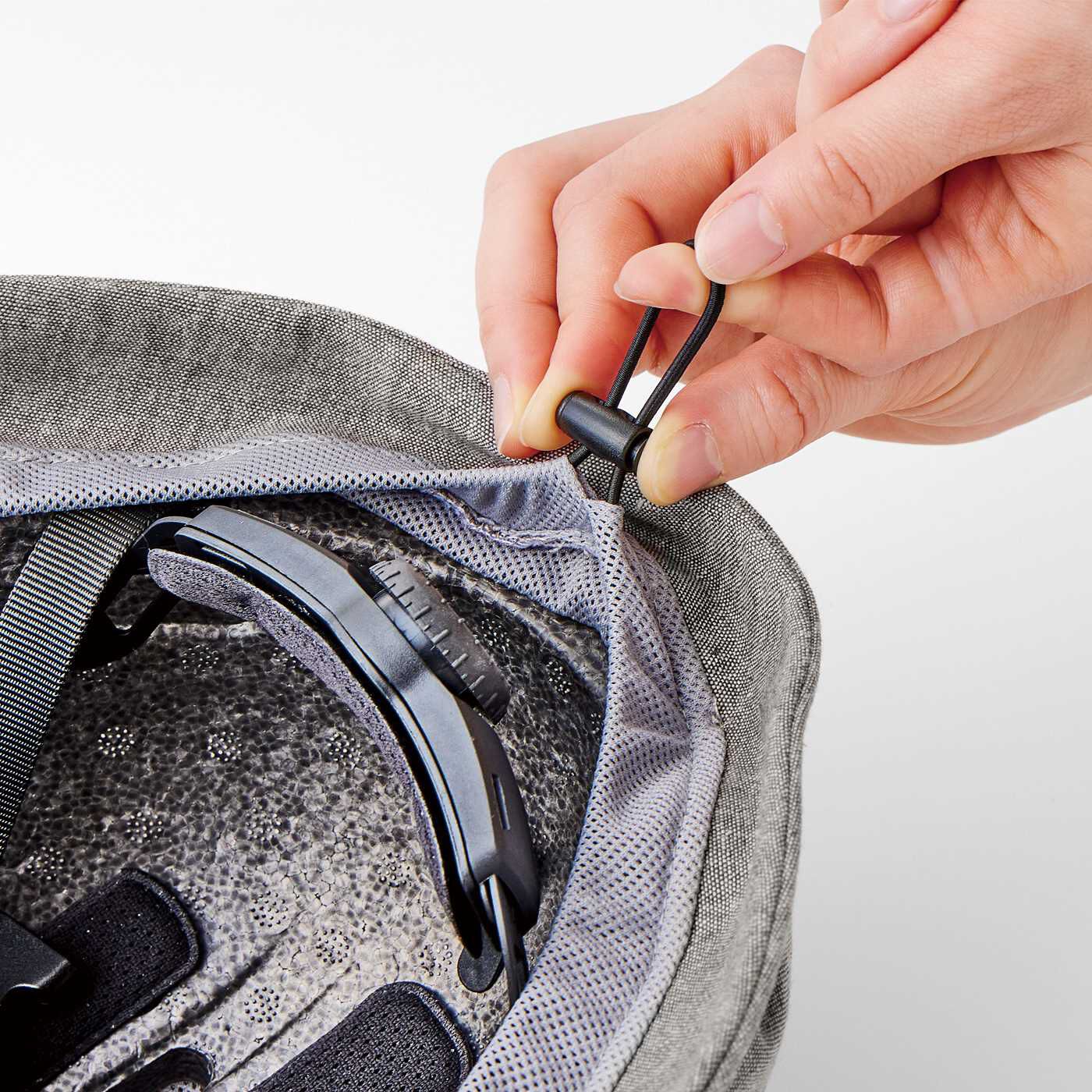 L'AMIPLUS|ラミプリュス　いつものコーデになじんで安全プラス　SG基準のクロシェタイプおしゃヘル〈モカ〉|2．帽子のドローコードをしぼってヘルメットにぴったり固定。