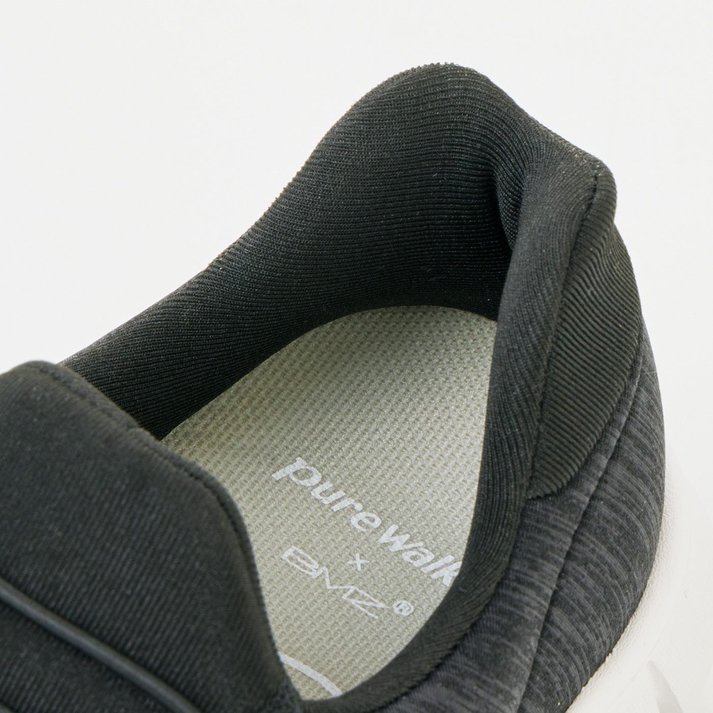 L'AMIPLUS|ラミプリュス　特殊形状のかかとで折れずにスルッと脱ぎ履き　上品見えスニーカー〈杢（もく）ブラック〉|靴べらみたいな特殊形状のかかとが脱ぎ履きをサポートします。