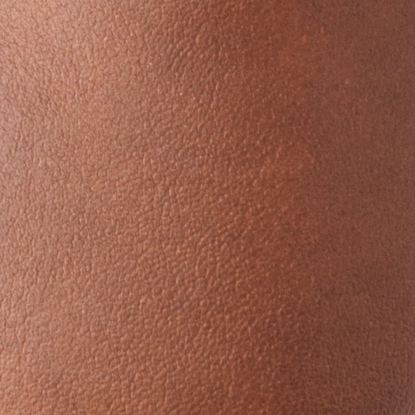 L'AMIPLUS|ラミプリュス　スポンと脱ぎ履き　ゴムベルトがほどよくホールド フラットパンプスの会|やわらかく軽い日本製の合成皮革を採用。ベーシックなカラーの表面は、細かなシボ感で大人っぽく。
