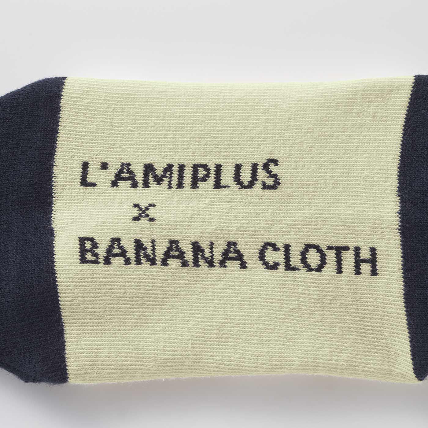 L'AMIPLUS|ラミプリュス　新しいバナナクロス（R）にこんにちは！　バナナ農園にエールを込めた靴下の会|足裏のロゴがバナナクロスをかわいくアピール。