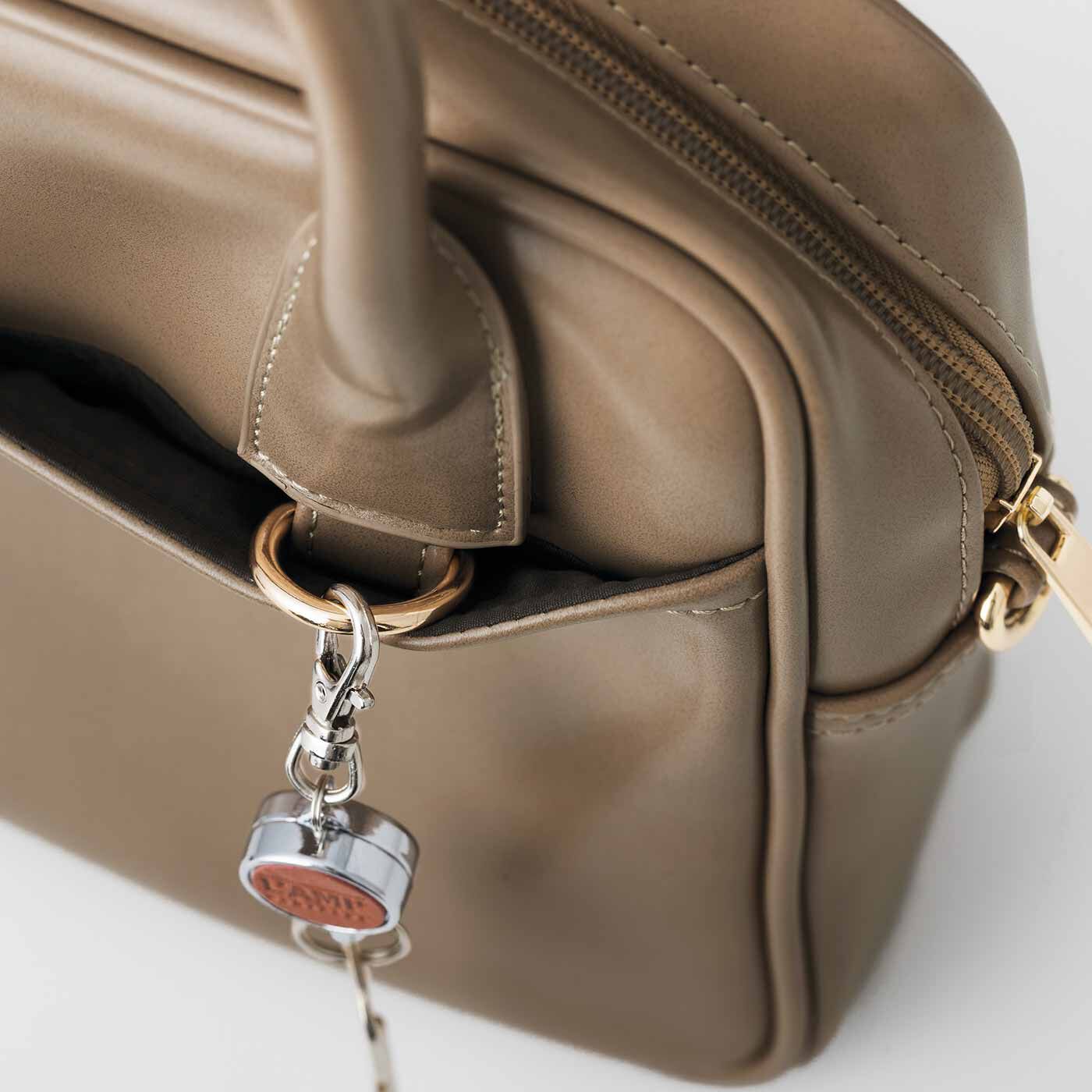ラミプリュス|ラミプリュス　小荷物をスマートにひとまとめ つやめくエコレザーが上品なミニボストンバッグの会|外ポケット内には、パスケースやかぎをつないでおけるDカン付き。