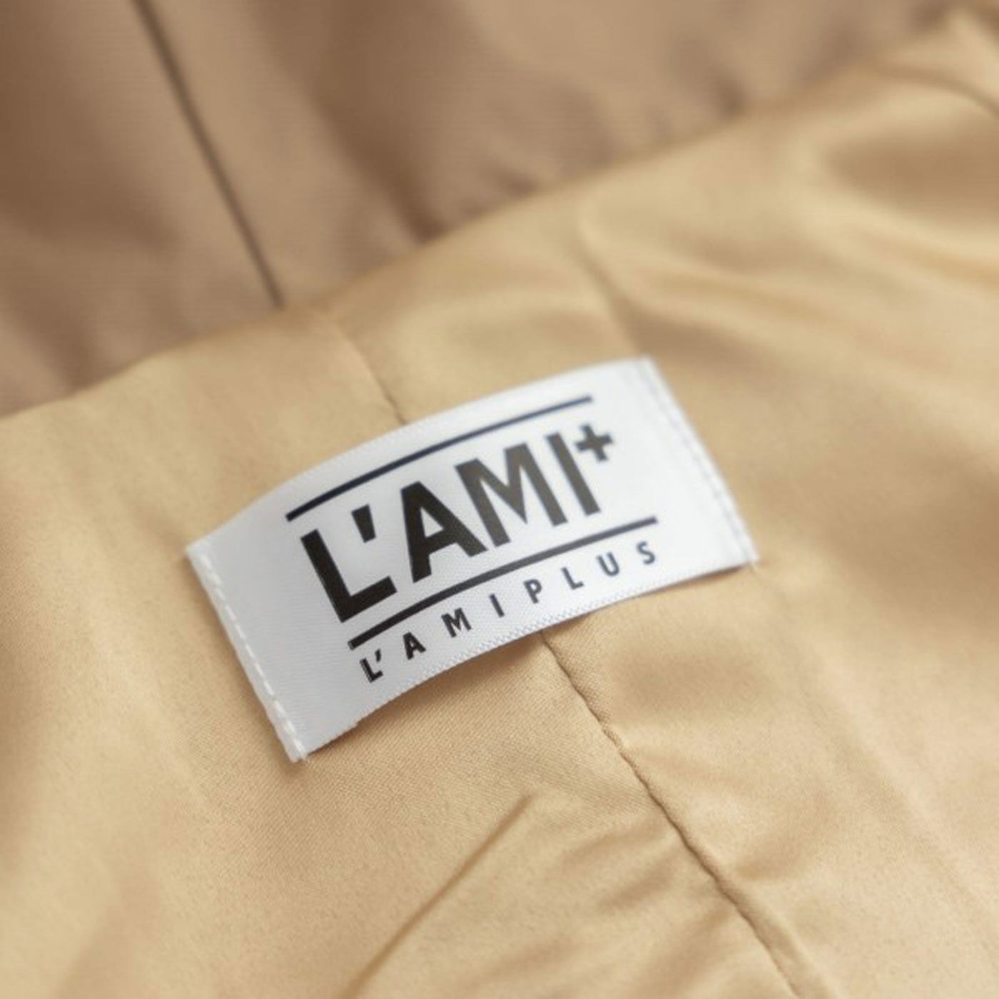L'AMIPLUS|ラミプリュス　プリーツが広がってリュックが背負える！ 防水素材を使ったトレンチジャケット|L'AMI+［ラミプリュス］のブランドタグ付き