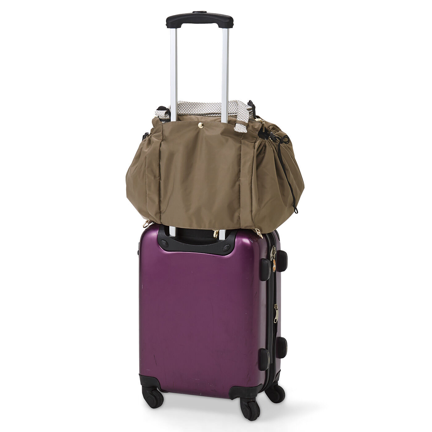 L'AMIPLUS|ラミプリュス　大量買いもらくらく！　レジカゴリュック＆サコッシュ〈カフェオレ・撥水（はっすい）加工〉|スーツケースの持ち手に通せる背面ファスナー仕様。