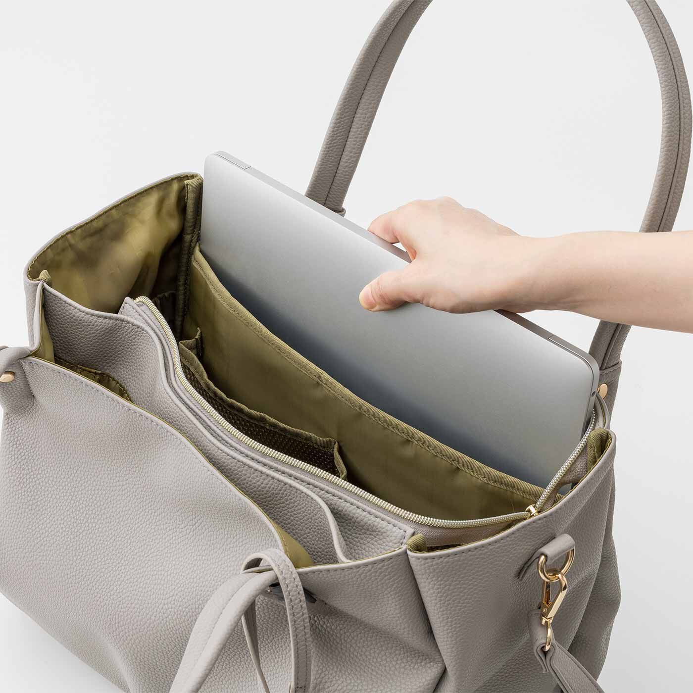 L'AMIPLUS［ラミプリュス］|ラミプリュス たっぷり入って持ち歩き軽やか パソコンポケットがある 7つ星ショルダーバッグ〈グレージュ〉|ふかふかのパソコン用ポケットとマウスやコードなどをしまえる立体メッシュポケット付き。