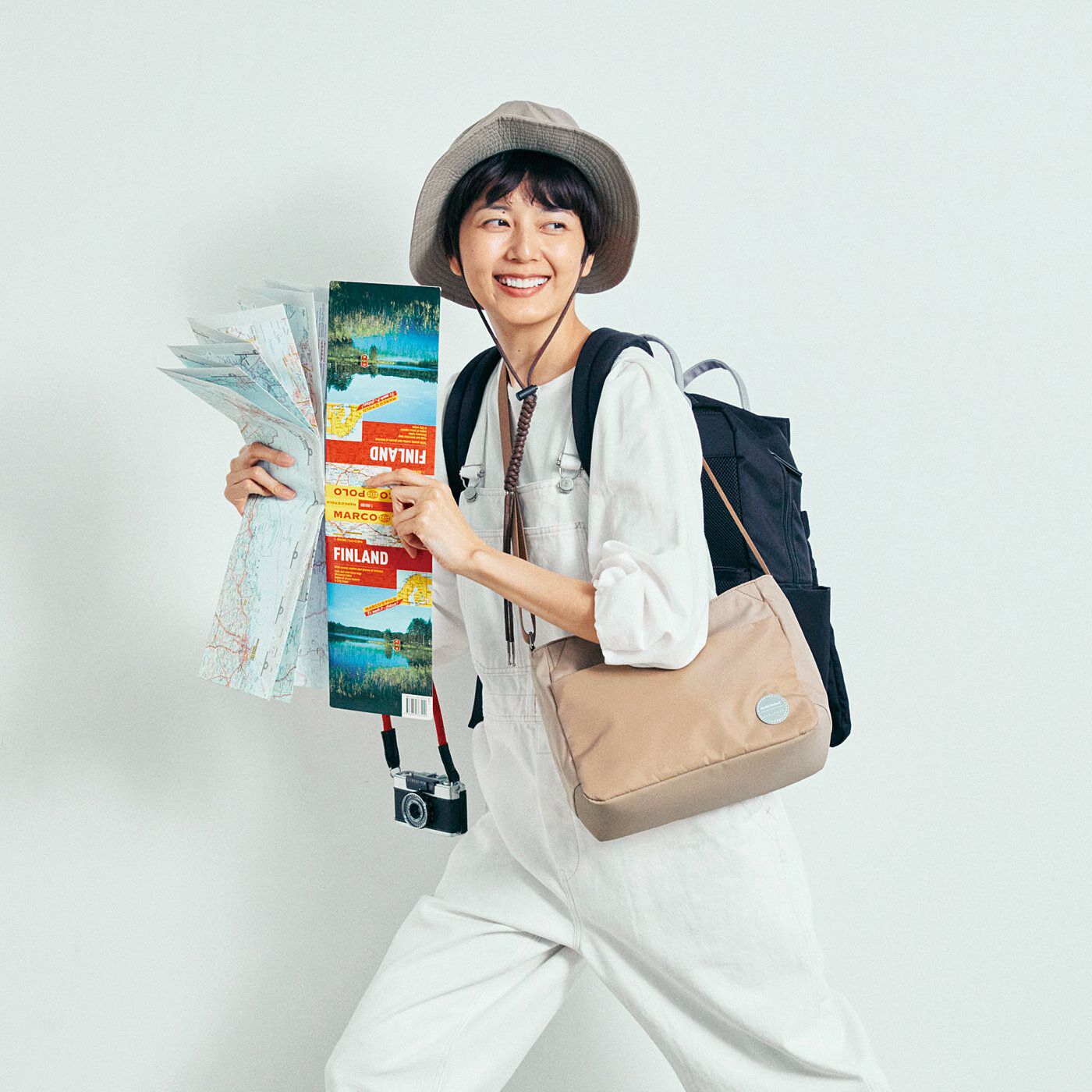 L'AMIPLUS［ラミプリュス］|ヒュバマトカ！＆島塚絵里さん×ラミプリュス　旅のプロのアイデアが詰まったコラボトラベルリュックセット〈ブラック〉|別売りの【619748 コラボショルダーバッグの会】と一緒に使えば、旅気分倍増です◎。