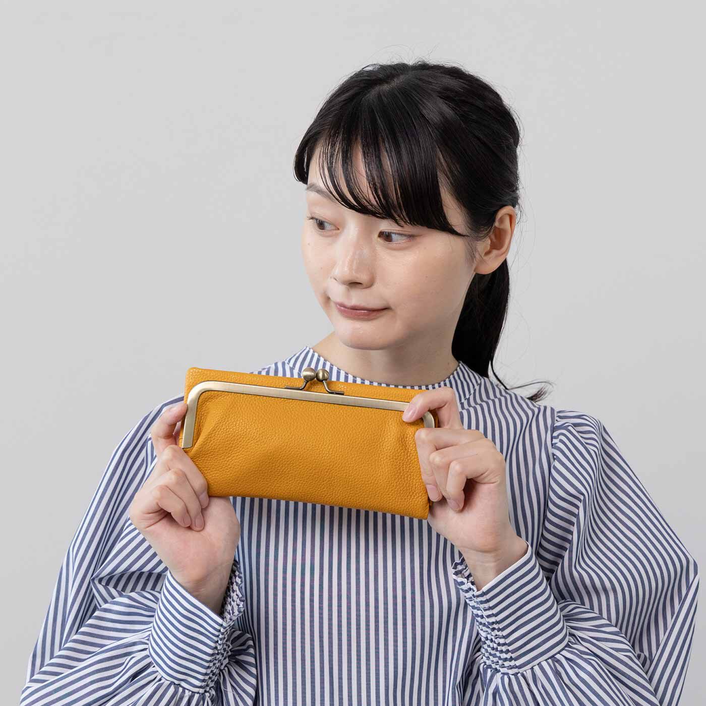 L'AMIPLUS|ラミプリュス レトロがま口がかわいい 薄め仕様の本革長財布〈マスタード〉|やわらかな手ざわりのシボが特徴の上質な本革。