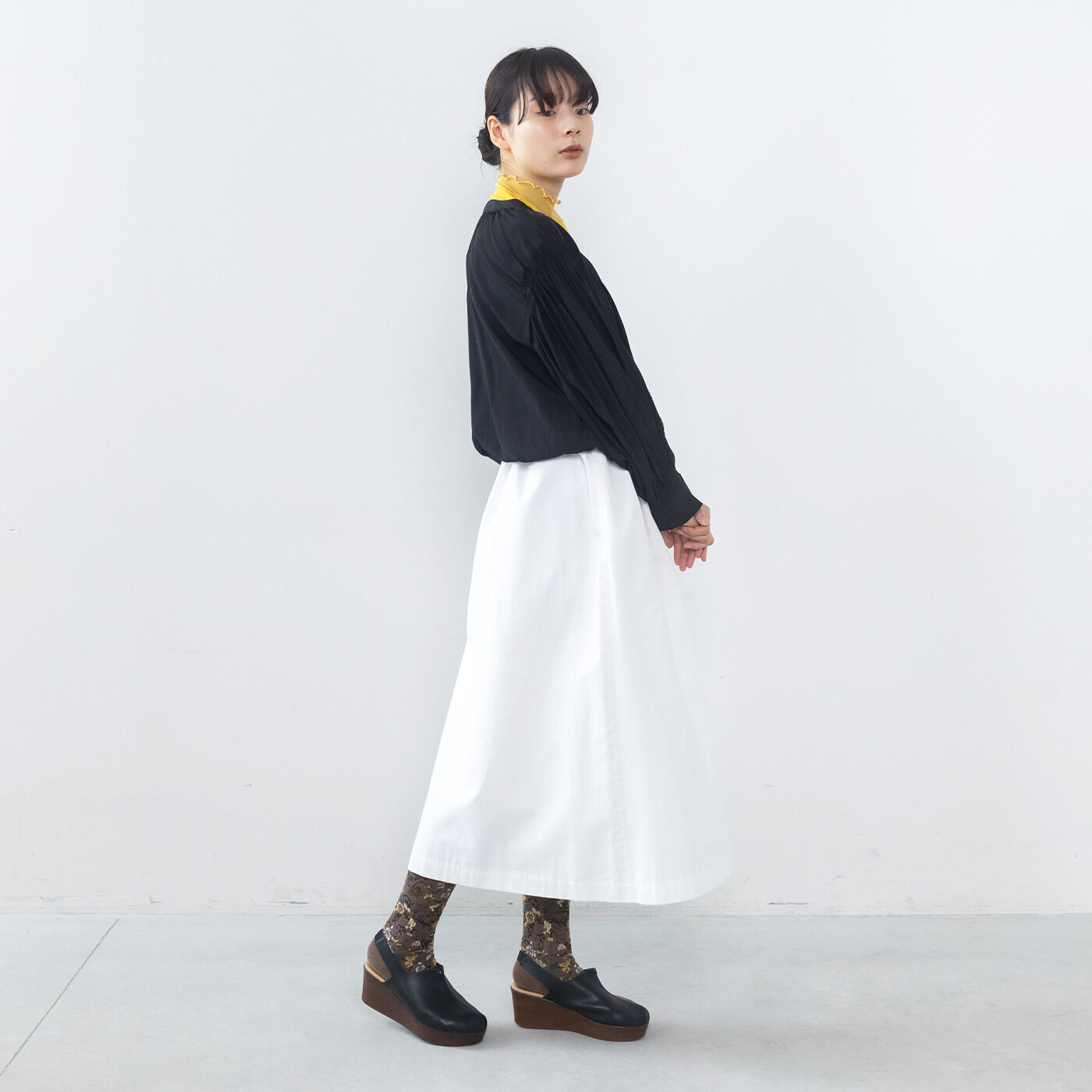 L'AMIPLUS|ラミプリュス 足もとを華やかに彩るお花柄 キュッと引き締めほどよい着圧ハイソックスの会|コーディネイトのアクセントにも！