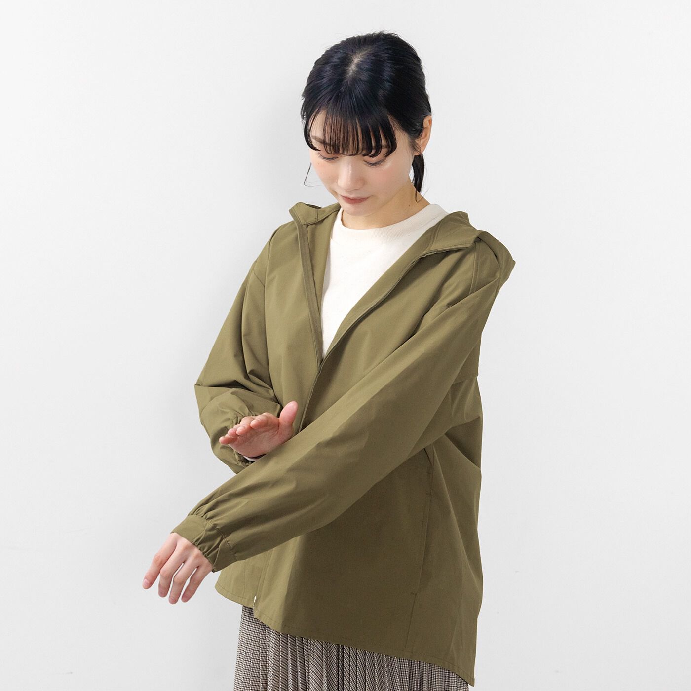 L'AMIPLUS［ラミプリュス］|ラミプリュス　隠しメッシュでむれにくい！ ポケッタブルにもなる きれい仕立てのフード付き撥水（はっすい）ブルゾンの会|はっ水加工の素材で雨つぶもパッとはらえます。