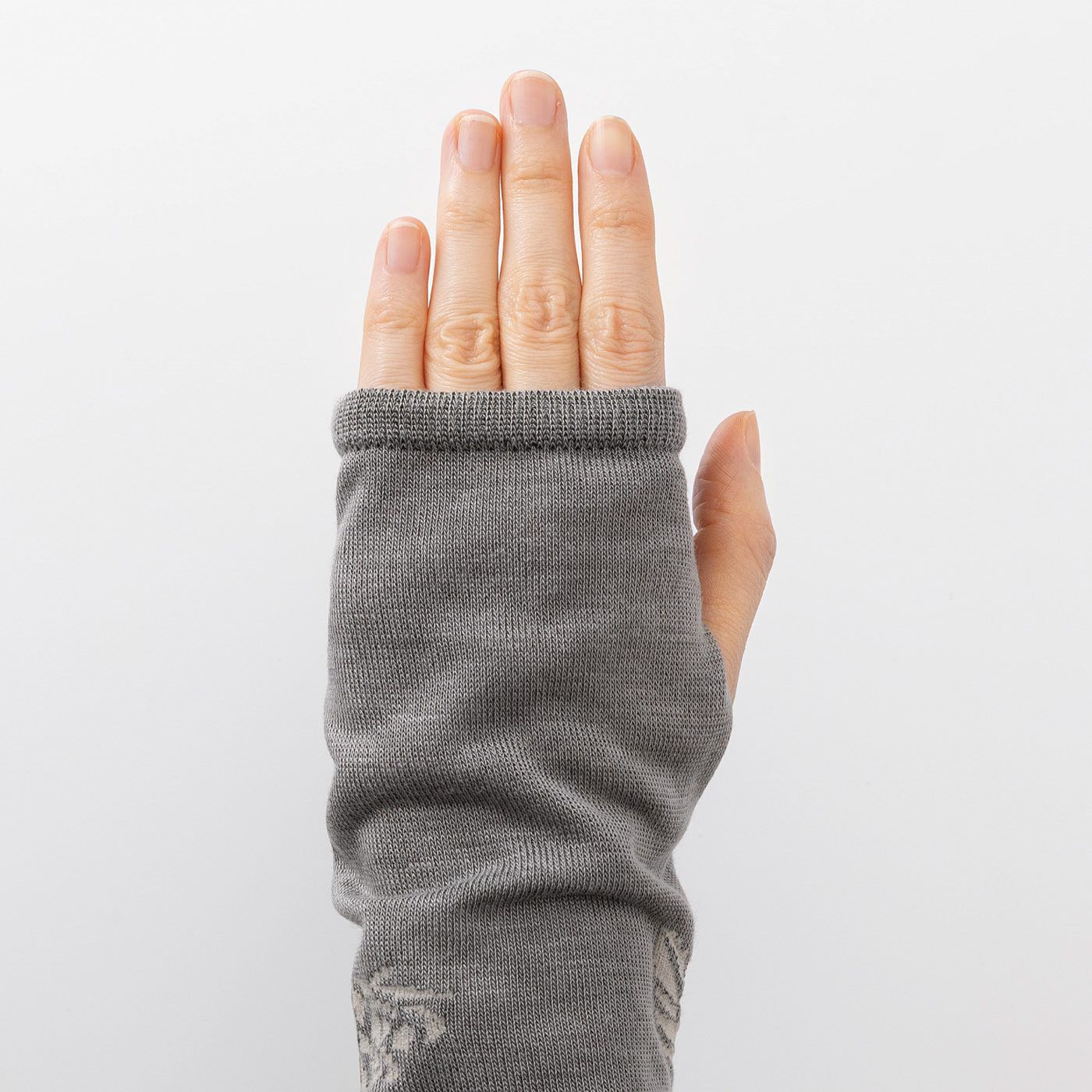 L'AMIPLUS|ラミプリュス　わきポッケに保冷材をイン！　ひんやり快適　ボタニカル編み模様のUVカットアームカバーの会|親指を出せるサムホール付き。手の甲までしっかりカバーします。