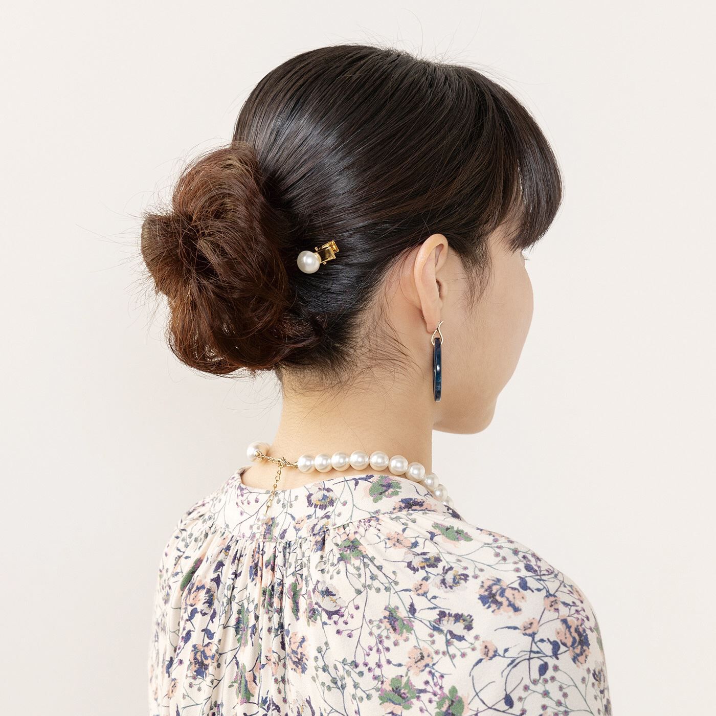 L'AMIPLUS［ラミプリュス］|ラミプリュス　ヘアゴム感覚で結ぶだけ　簡単ボリュームアップ！　シュシュウィッグ〈ミックスブラウン〉の会|セットのビジュ—クリップを留めれば、特別な日のアレンジもお手のもの♪