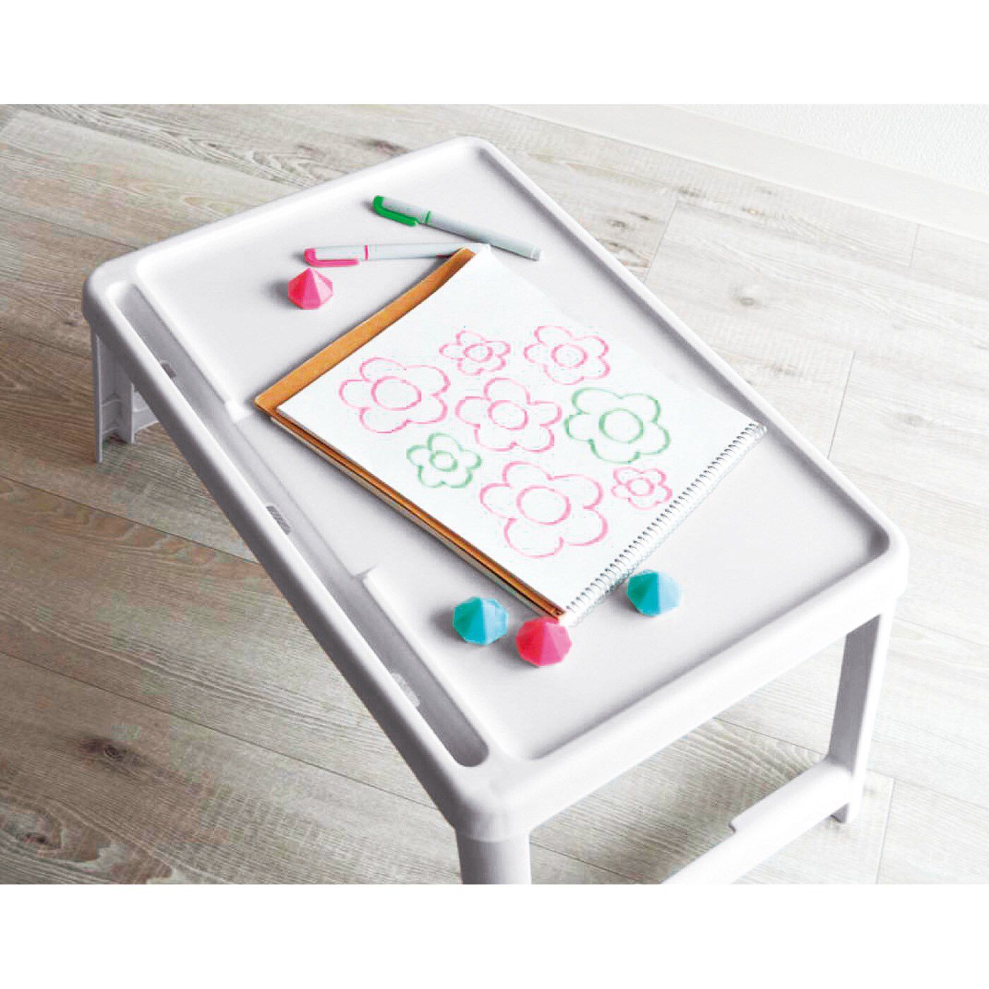 L'AMIPLUS|タブレットを立てて使える　折りたたみ式どこでもマルチテーブル|子どものお絵かきに/好きな場所に持ち運んで描けるので、発想も自由に！