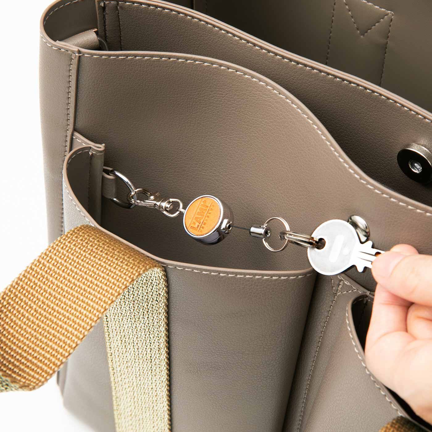L'AMIPLUS［ラミプリュス］|ラミプリュス　荷物を仕切ってすっきり収納 Tトート〈合皮〉の会|ポケット内側にはリール付きのかぎやパスケースなどをつなぐと便利なDカン付き。