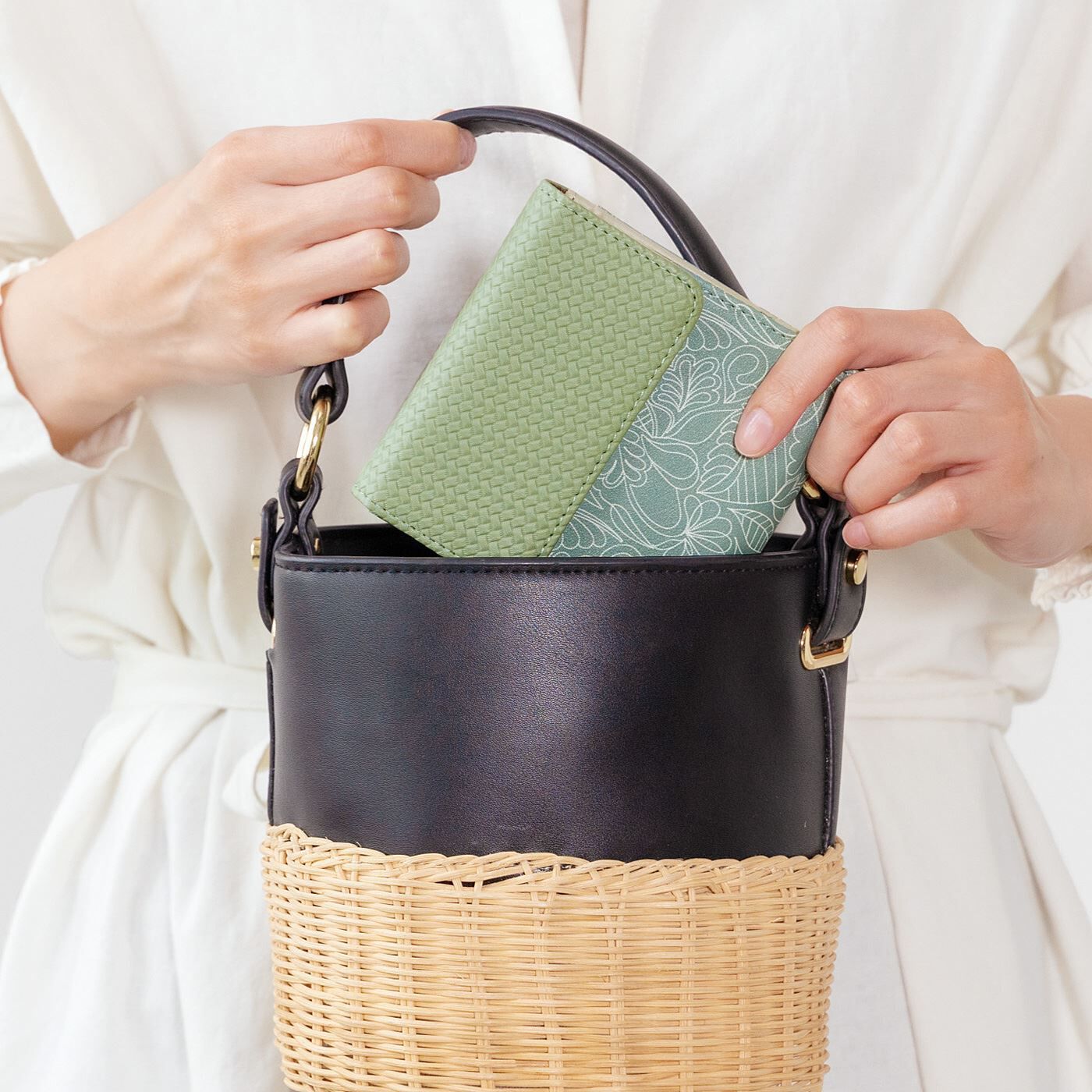 L'AMIPLUS［ラミプリュス］|ラミプリュス　小さくたってやりくり上手　大人の賢い7つ星二つ折り財布〈ボタニカル柄〉の会|ミニバッグでのお出かけにも。