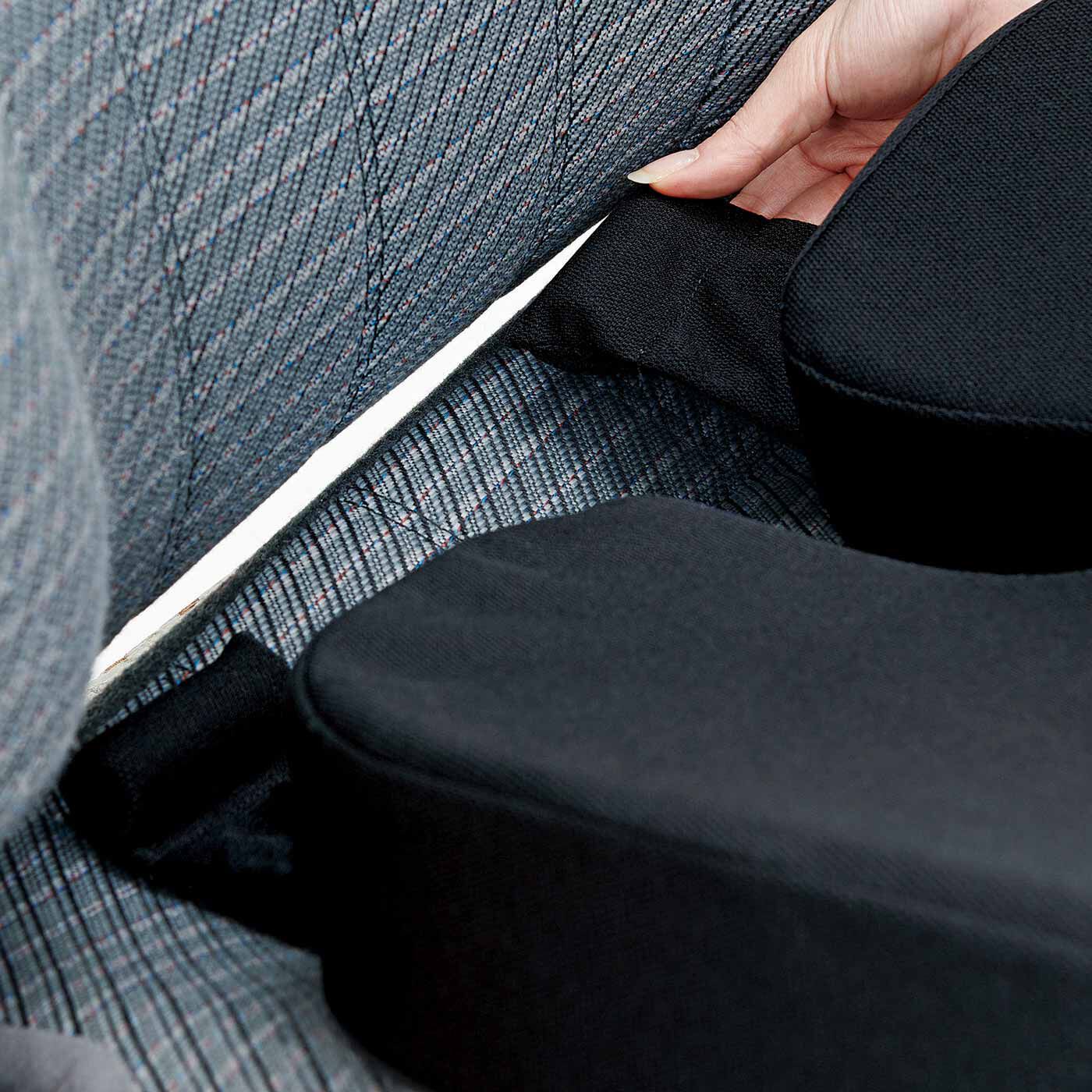 L'AMIPLUS|ラミプリュス　体圧分散で車移動も快適 リラックスできるゲルシートクッション|ストッパーをシートに挟んで固定します。