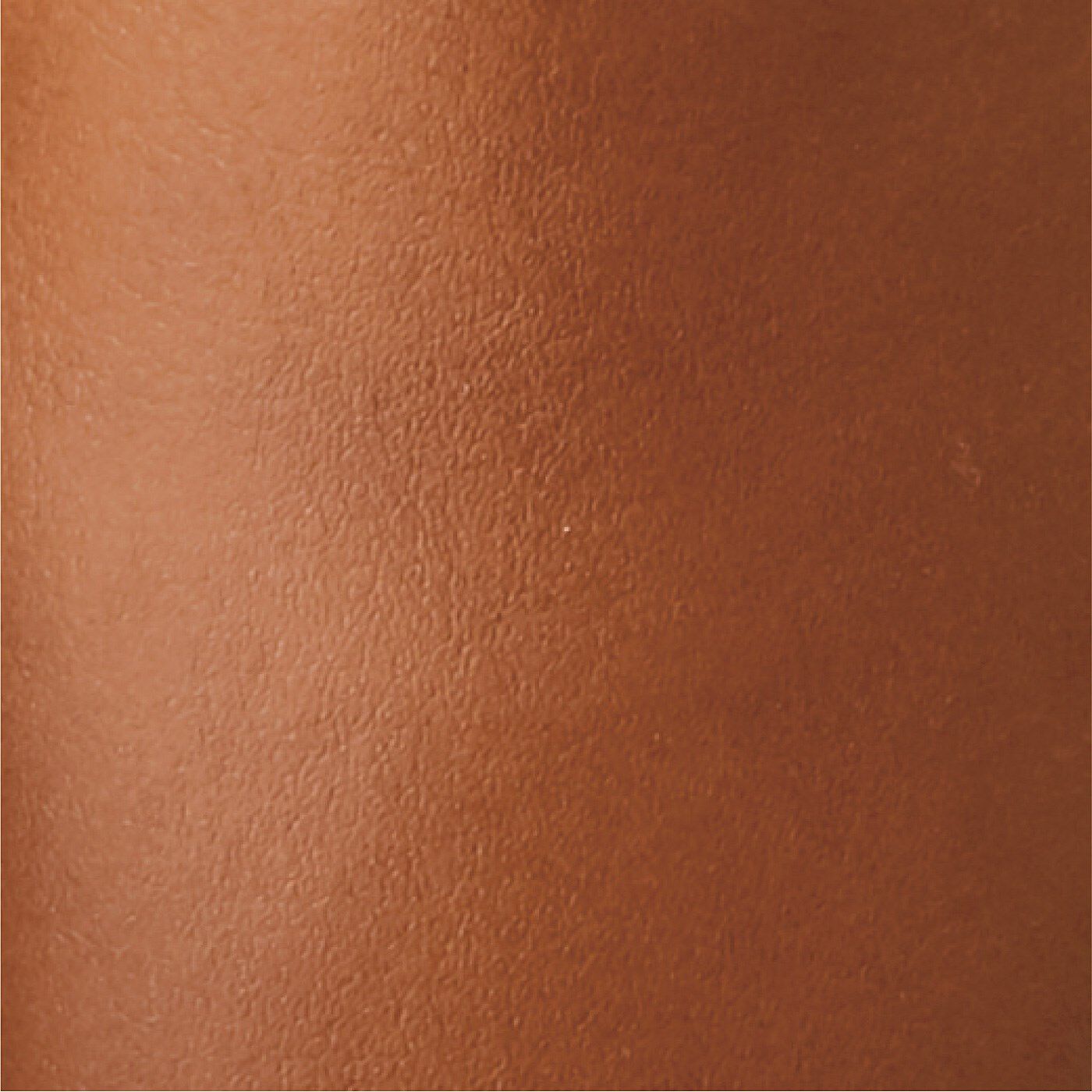 L'AMIPLUS|履き心地軽やか　Vカットのスクエアバレエシューズの会|やわらかく軽い日本製の人工皮革を採用。ベーシックなカラーの表面は、細かなシボ感で大人っぽく。