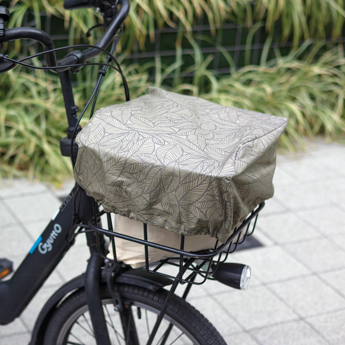 L'AMIPLUS|ラミプリュス　傘屋さんと作った　自転車かごにも使える木もれ日を背負うようなリュックカバーの会|自転車の前かごに付けて、荷物の飛び出し防止カバーにも！