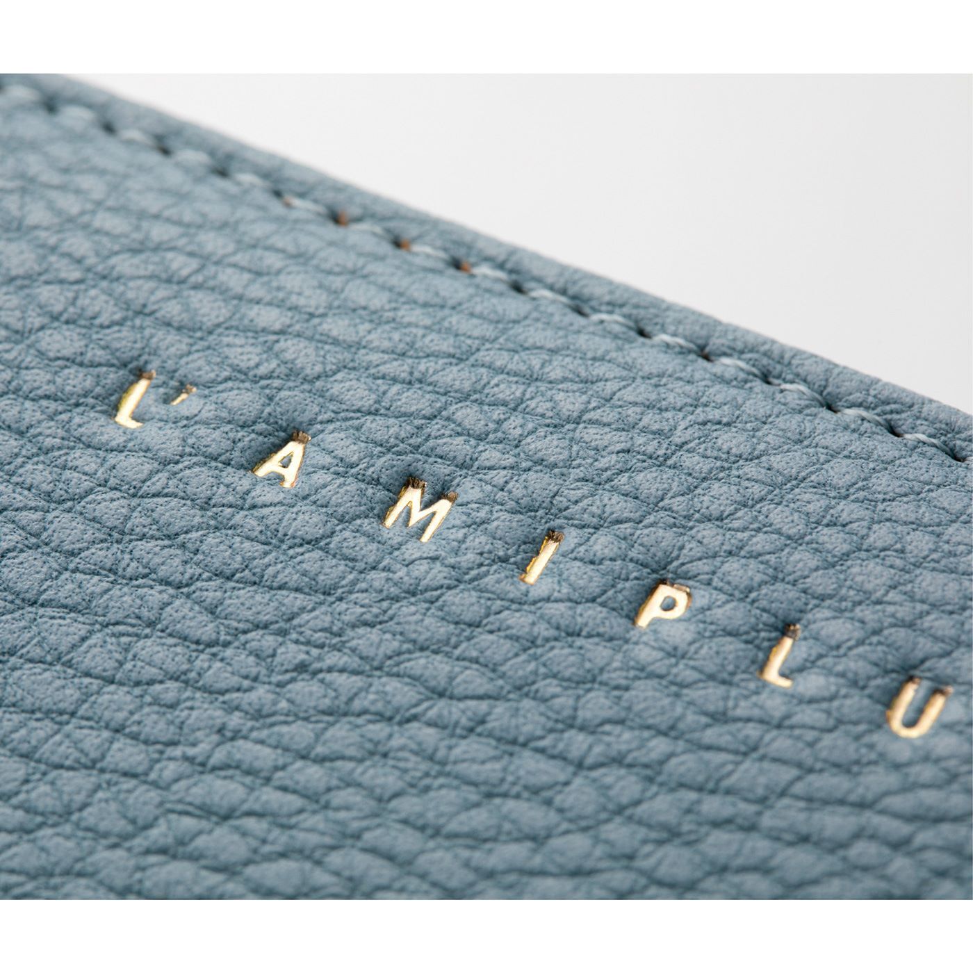 L'AMIPLUS|ラミプリュス　レシートと小銭がパッと分かれて一目瞭然！　コインスルー長財布〈シエルブルー〉|箔（はく）押しのロゴがアクセントに。
