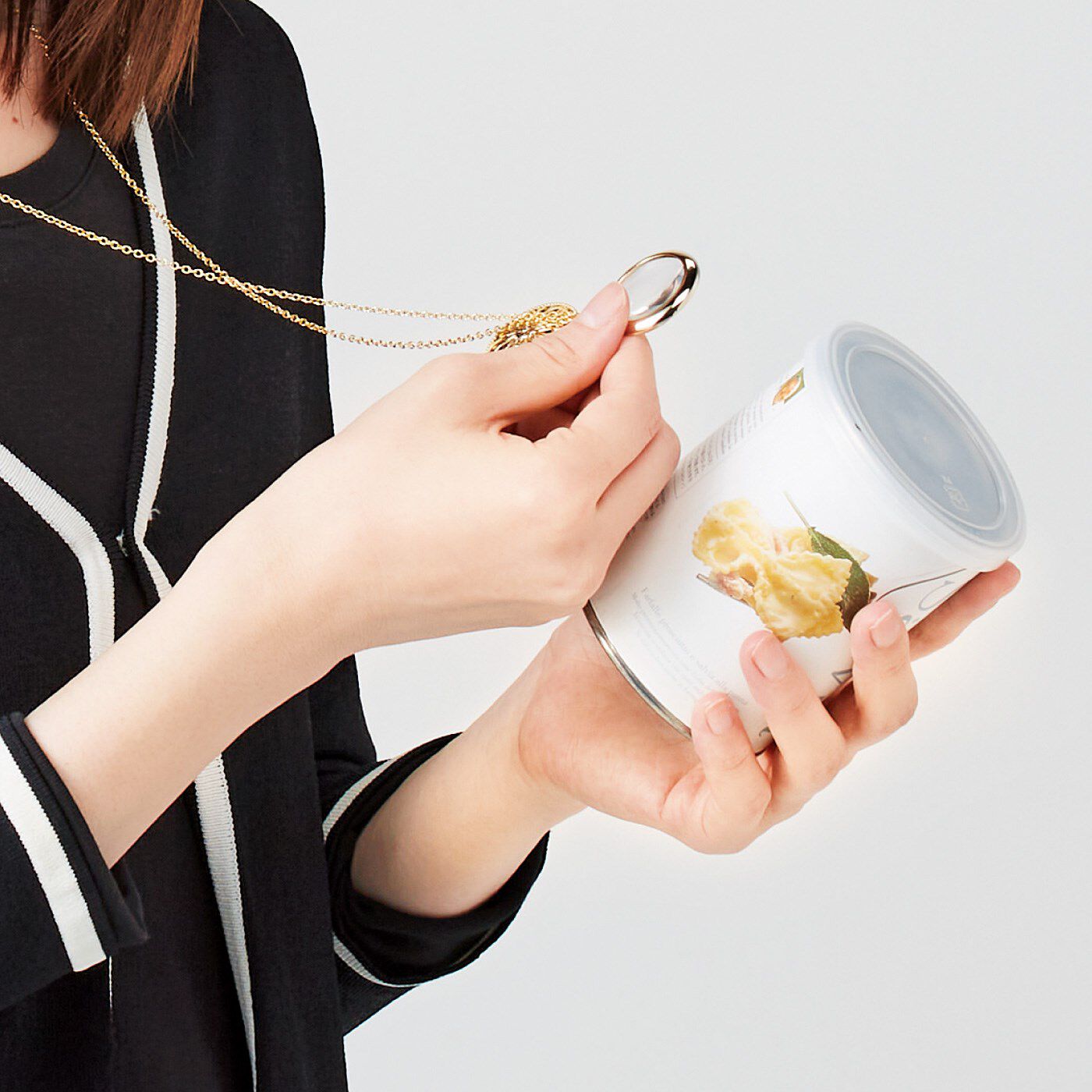 L'AMIPLUS［ラミプリュス］|ラミプリュス　透かしデザインが胸もとに華を添える　ルーペネックレスの会|長めのチェーンで着けたままサッと確認できます。
