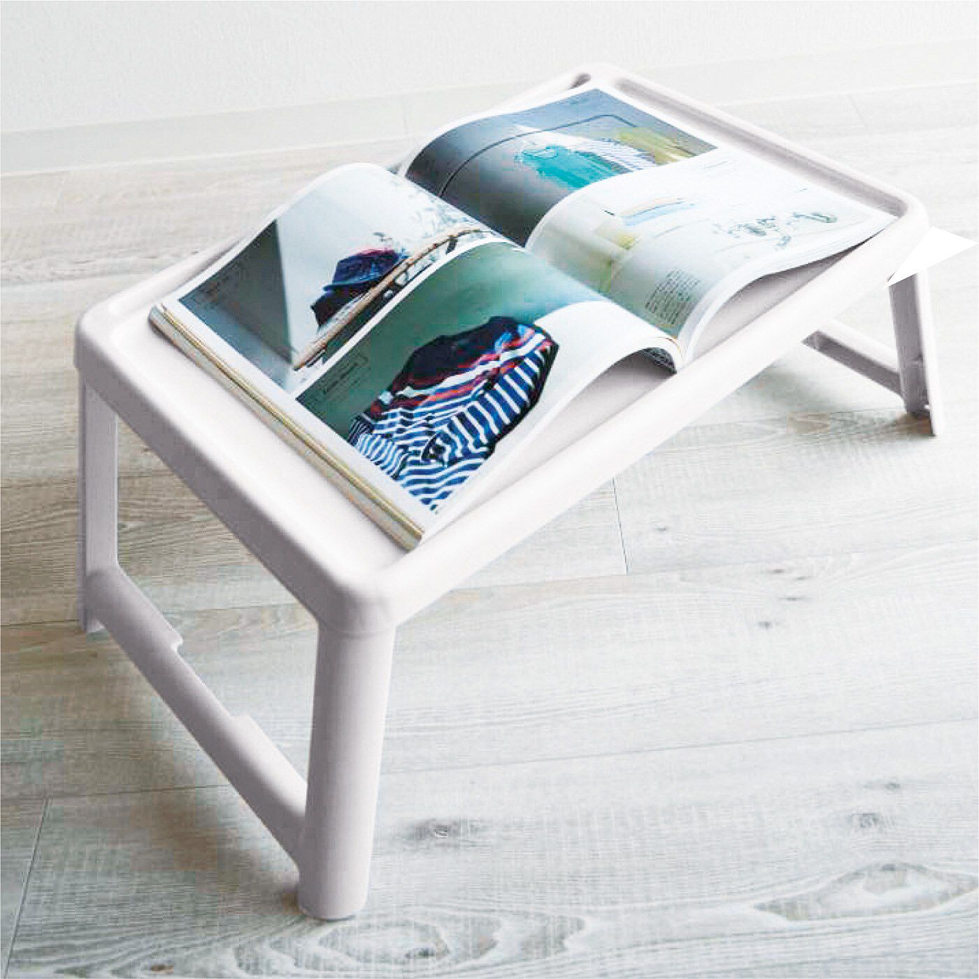 ラミプリュス|タブレットを立てて使える　折りたたみ式どこでもマルチテーブル|趣味を楽しむスペースに/雑誌を眺めたり、趣味や仕事の作業テーブルにしたり。