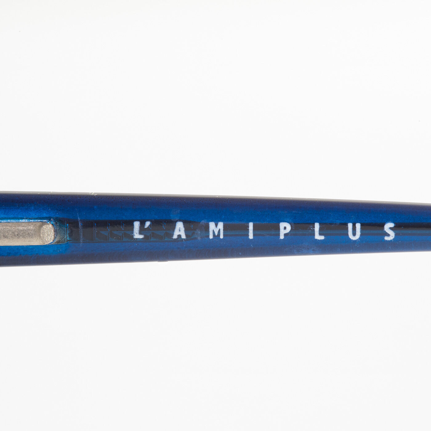 ラミプリュス|ラミプリュス　瞳へのダメージをガード ブルーライトも軽減するUVカットグラスの会|つるの内側に「L'AMI PLUS」のロゴ入り。