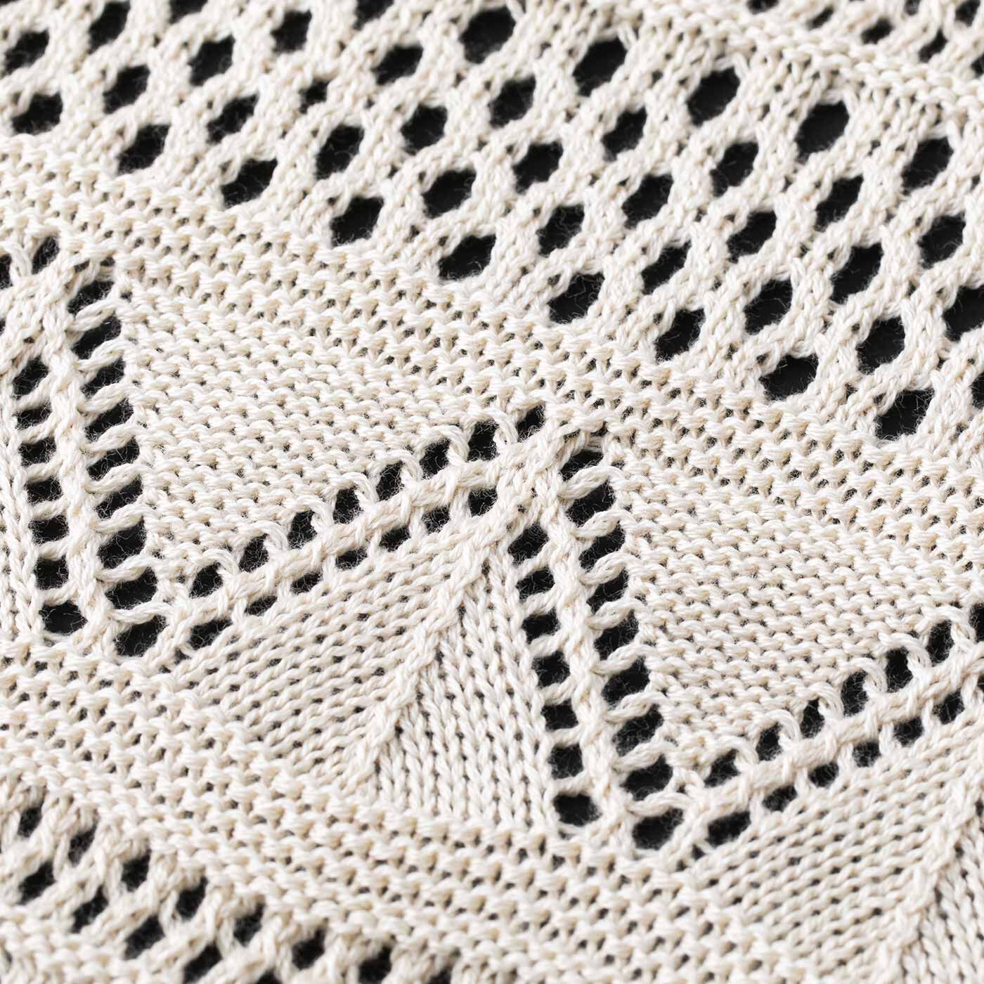 L'AMIPLUS|ラミプリュス　デイリー服に重ねるだけ 着映えと体形カバーがかなう 透かし編みニットベストの会|前身ごろは繊細な華やぎのある透かし編み模様。