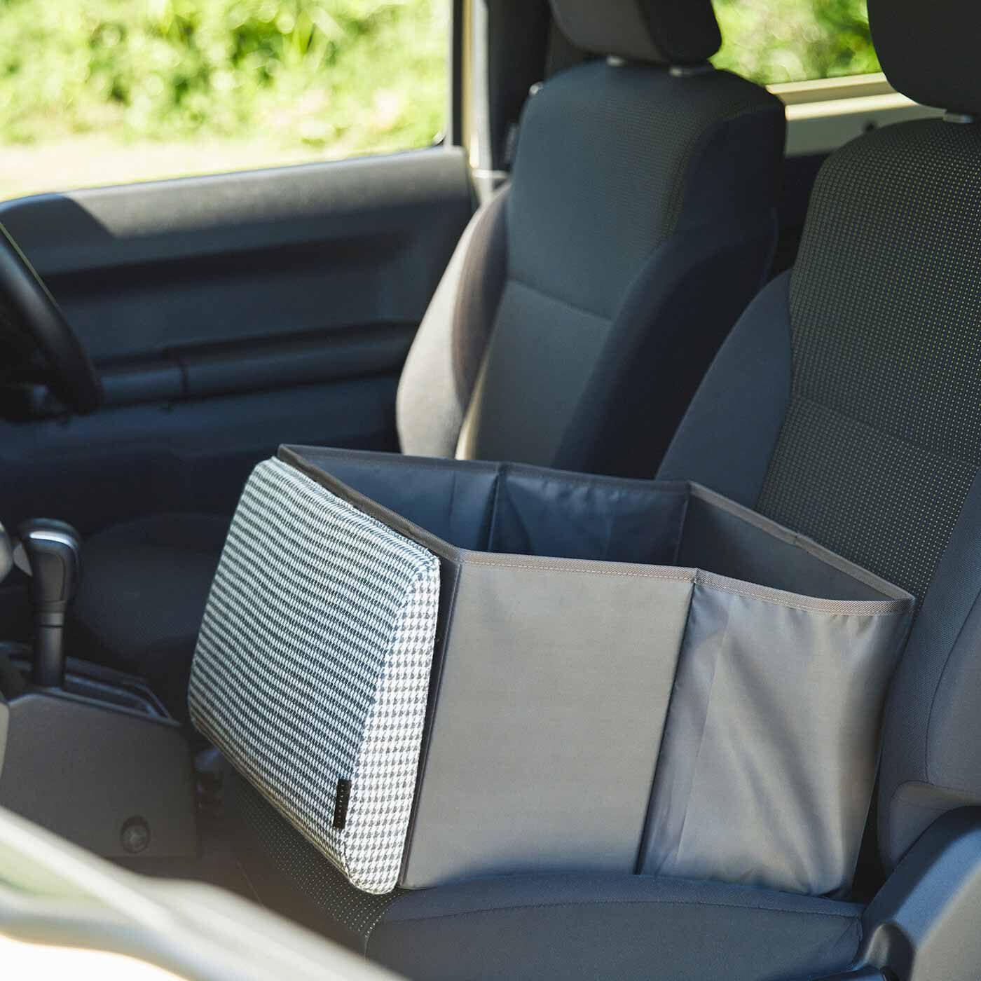 L'AMIPLUS［ラミプリュス］|ラミプリュス　背もたれクッションをサッと引くだけ 荷物の転落を防ぐ 助手席にも便利なシートボックス|〈HOW TO USE〉（3）片手でサッと手前に広げてボックスに。