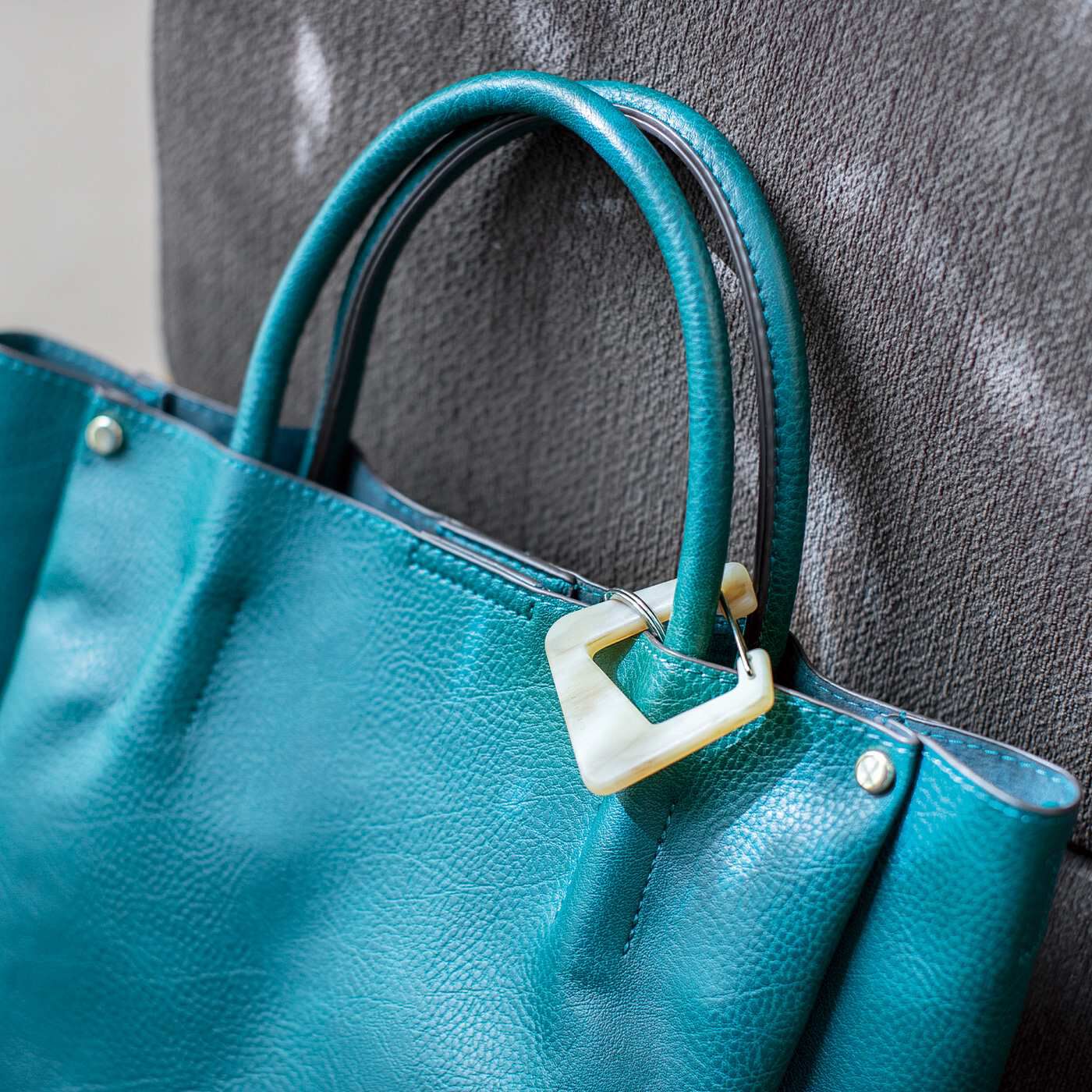 ラミプリュス|ラミプリュス　バッグに付けるアクセサリーみたいなリール付きカラビナの会|カラビナ形状だから、バッグの持ち手などにワンタッチで付けられます。