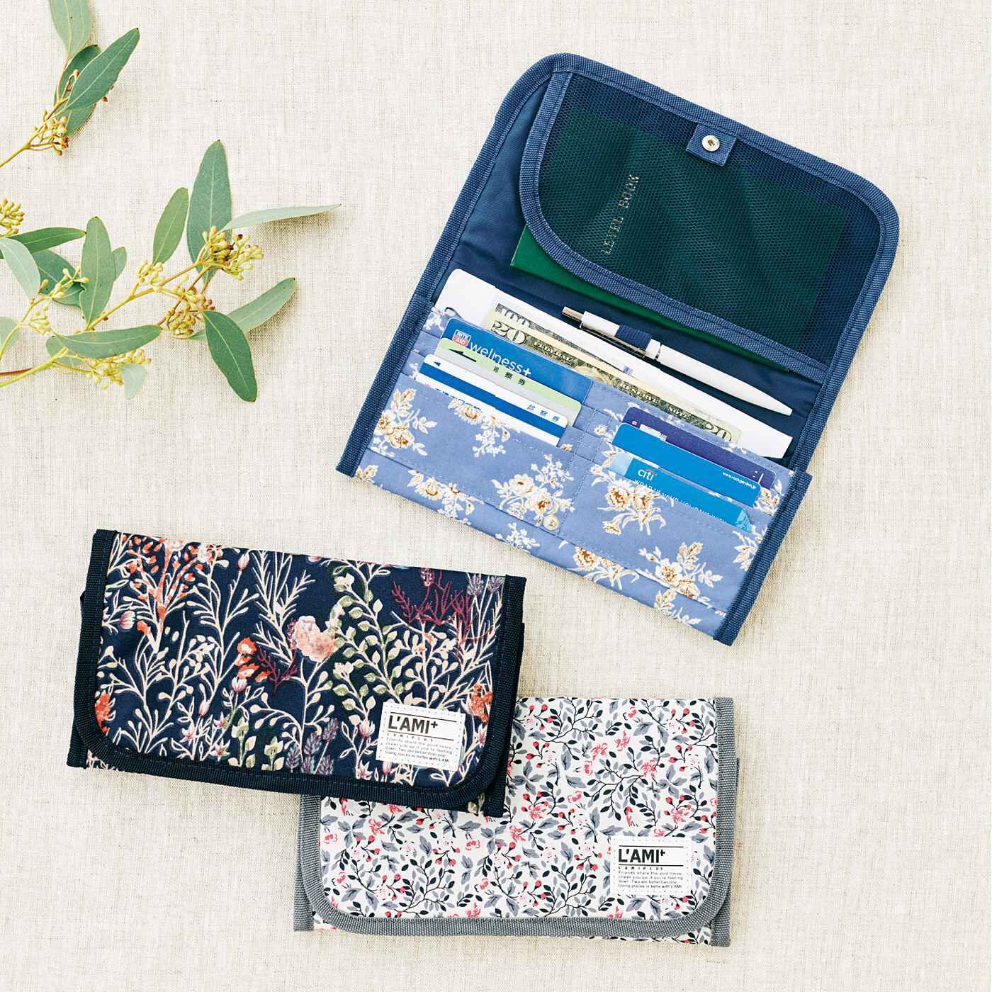 L'AMIPLUS［ラミプリュス］|ラミプリュス　通院セットもお釣りもひとまとめ　A4幅のお花柄ホスピタルポーチの会