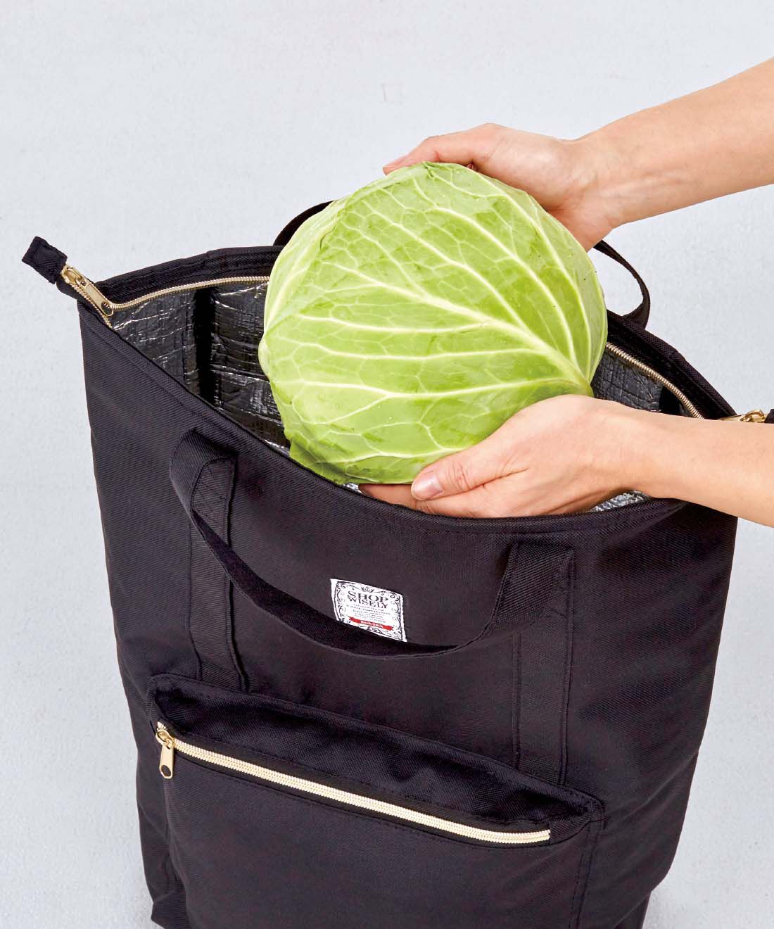 L'AMIPLUS|ラミプリュス　たっぷり入って両手フリー！　お買い物らくらく保冷リュック〈ブラック〉|大きく開いて出し入れしやすい。