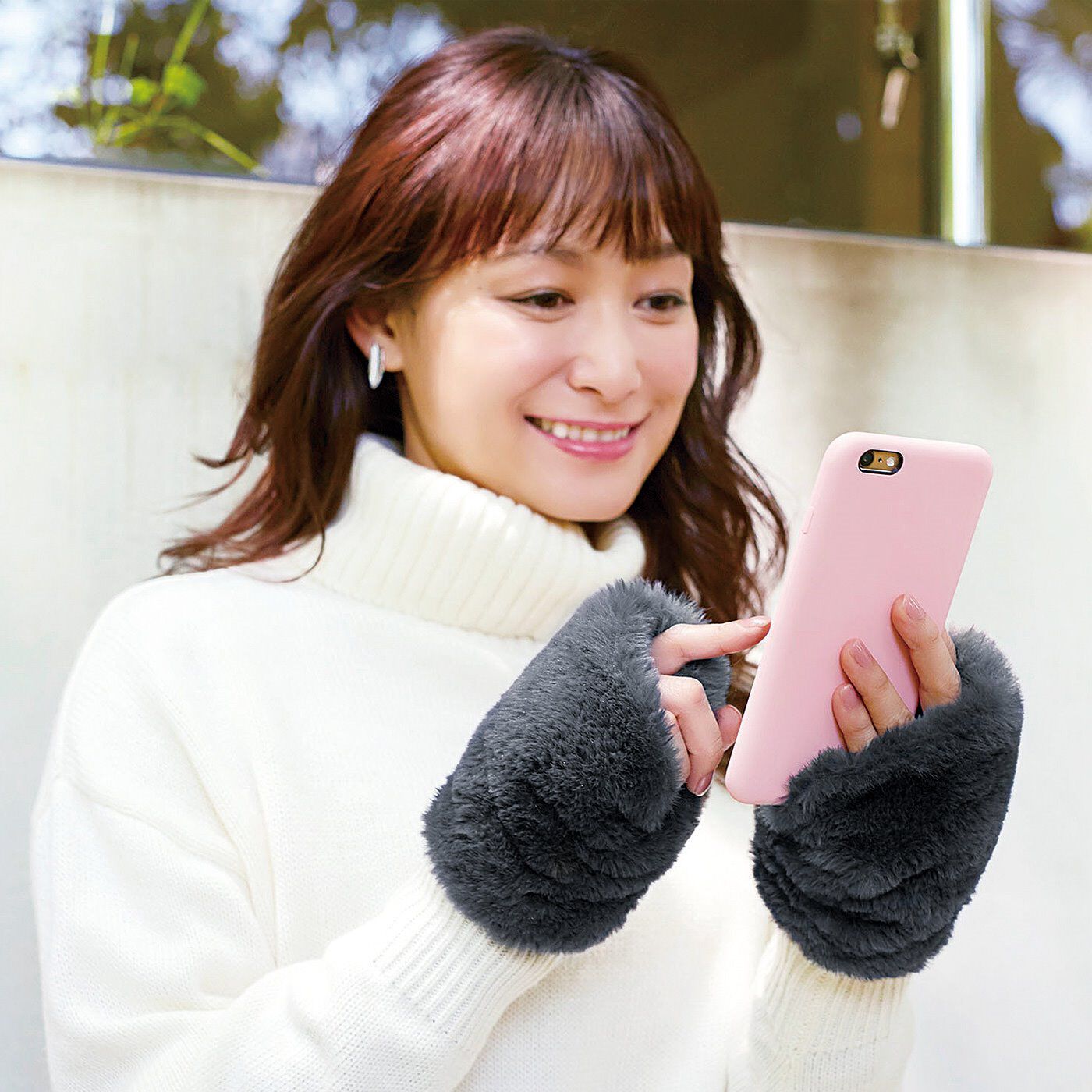 L'AMIPLUS［ラミプリュス］|ラミプリュス　袖口からのすき間風をブロック！　指先が使えて便利なエコファーアームカバーの会|指先がつかえるからスマホ操作も。