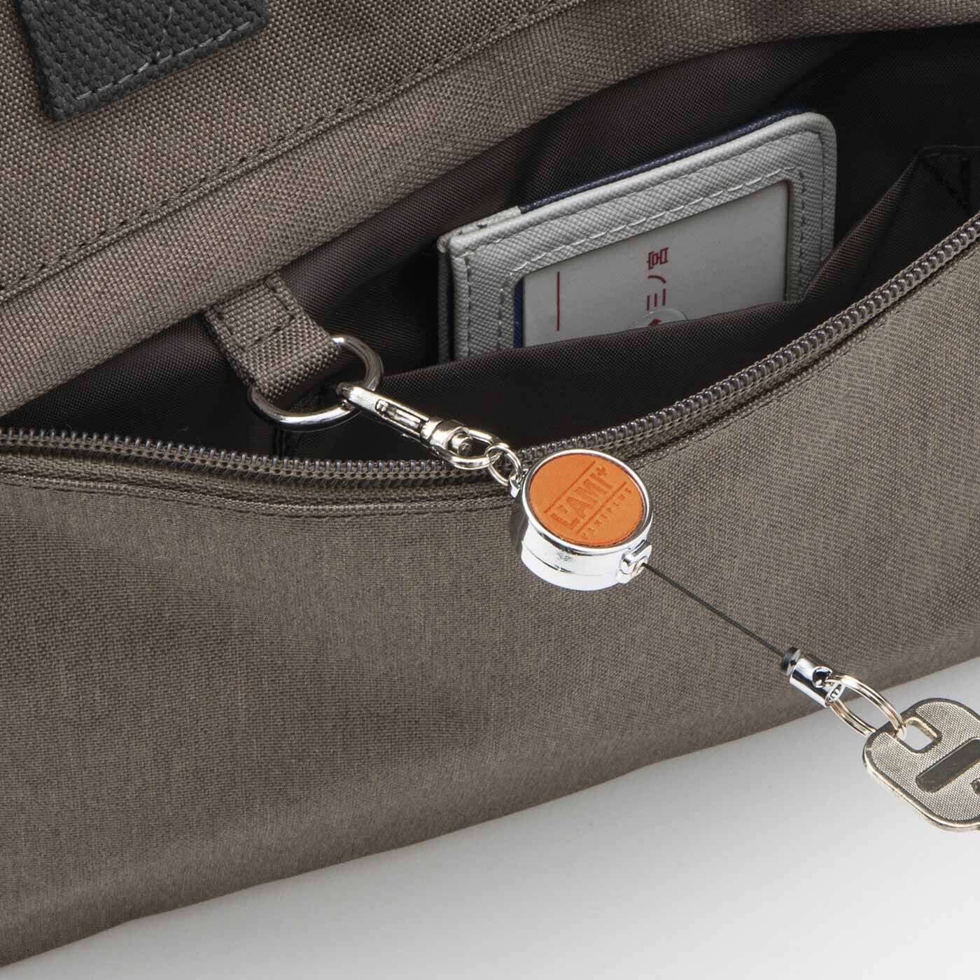ラミプリュス|ラミプリュス　荷物を仕切ってすっきり収納　Ｔトート〈撥水（はっすい）/リュック〉の会|ファスナーポケット内側にはリール付きのパスケースなどをつなげられるDカンと、フラットポケット付き。