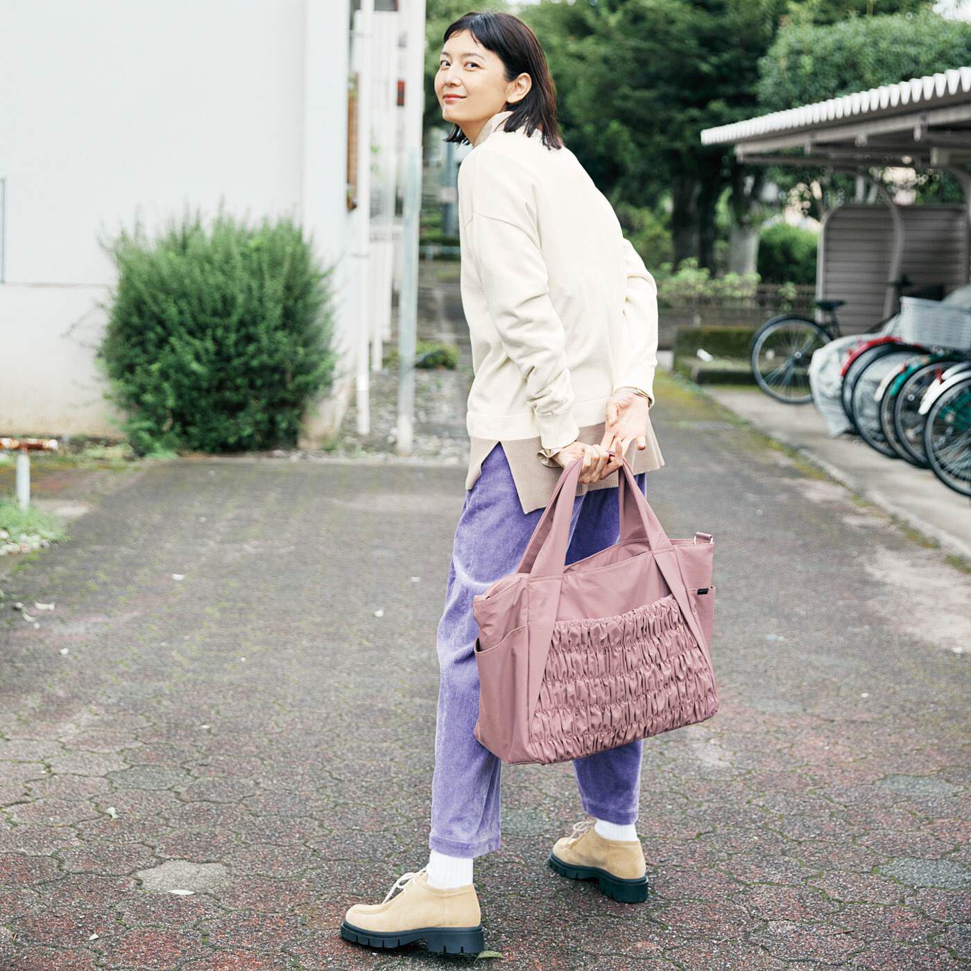 L'AMIPLUS［ラミプリュス］|ラミプリュス　旅行にも！ シャーリングと斜め持ち手がスッキリ見え　撥水（はっすい）キャリーオン大きめバッグの会