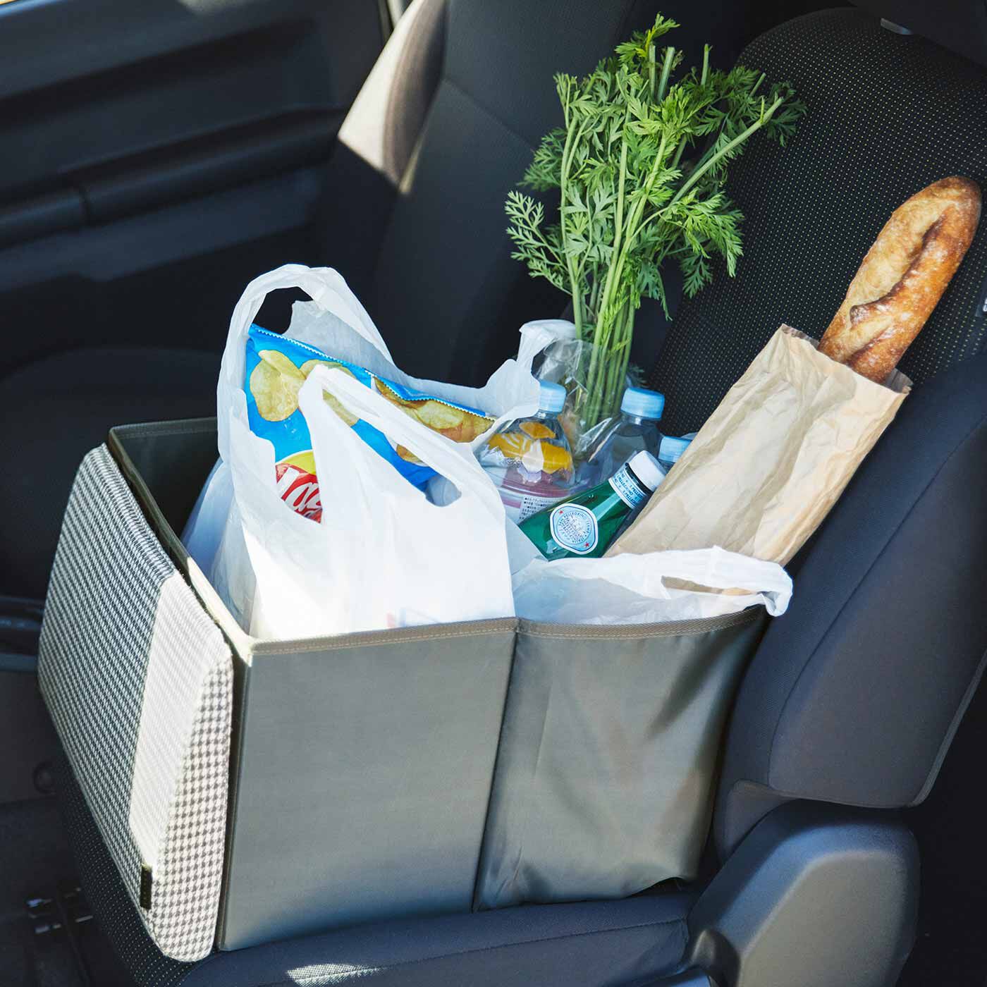 L'AMIPLUS［ラミプリュス］|ラミプリュス　背もたれクッションをサッと引くだけ 荷物の転落を防ぐ 助手席にも便利なシートボックス|スーパーのレジ袋がふたつ収まるサイズ感。