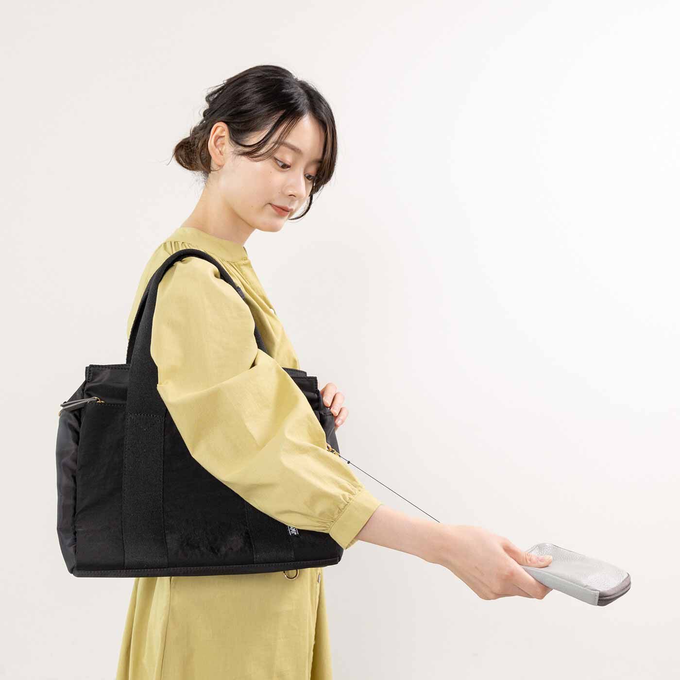 L'AMIPLUS［ラミプリュス］|ラミプリュス　かぎも定期もリールでシュッ！ キー＆パスケース〈本革〉の会|改札ではケースを伸ばしてピッ