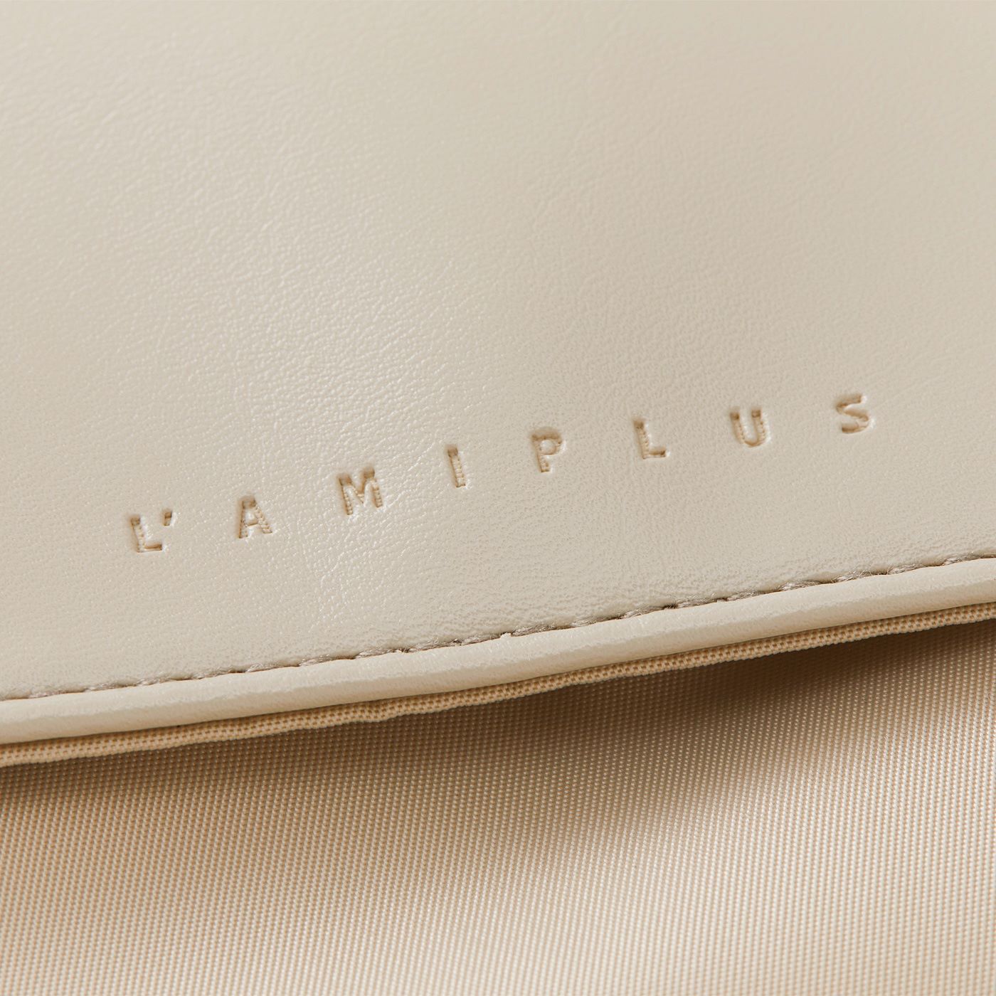 L'AMIPLUS|ラミプリュス　ガバッと開いて一目瞭然（いちもくりょうぜん）！　メッシュポケットで美収納　まちたっぷりショルダーバッグの会|L'AMIPLUSロゴが型押しされています。