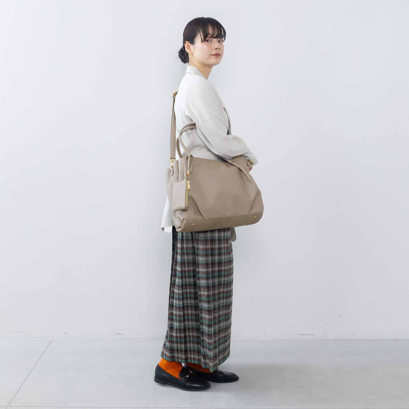 L'AMIPLUS［ラミプリュス］|ラミプリュス たっぷり入って持ち歩き軽やか パソコンポケットがある 7つ星ショルダーバッグ〈グレージュ〉