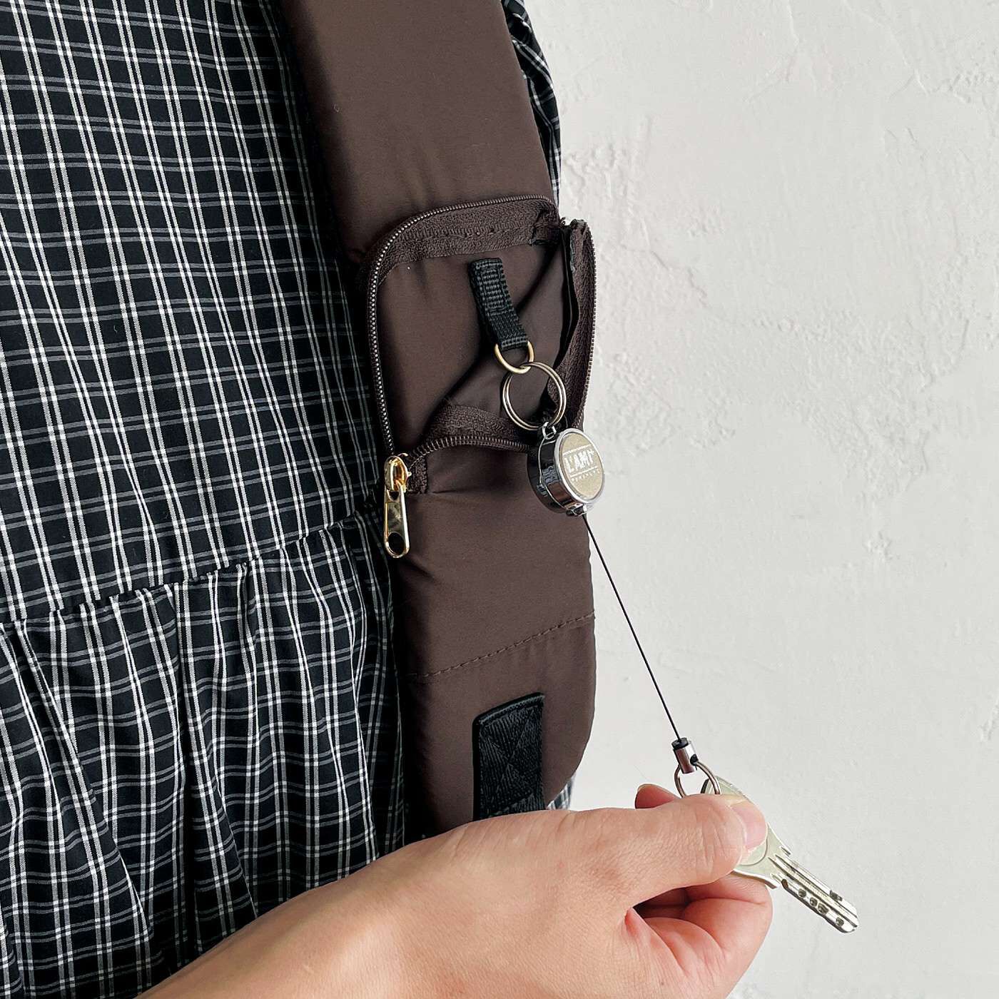 L'AMIPLUS|ラミプリュス　かばんを下ろさず中身が取り出せる ざっくり収納が得意な撥水（はっすい）リュック|背負ったままかぎを取り出せるよう、ポケットにはDカン付き。