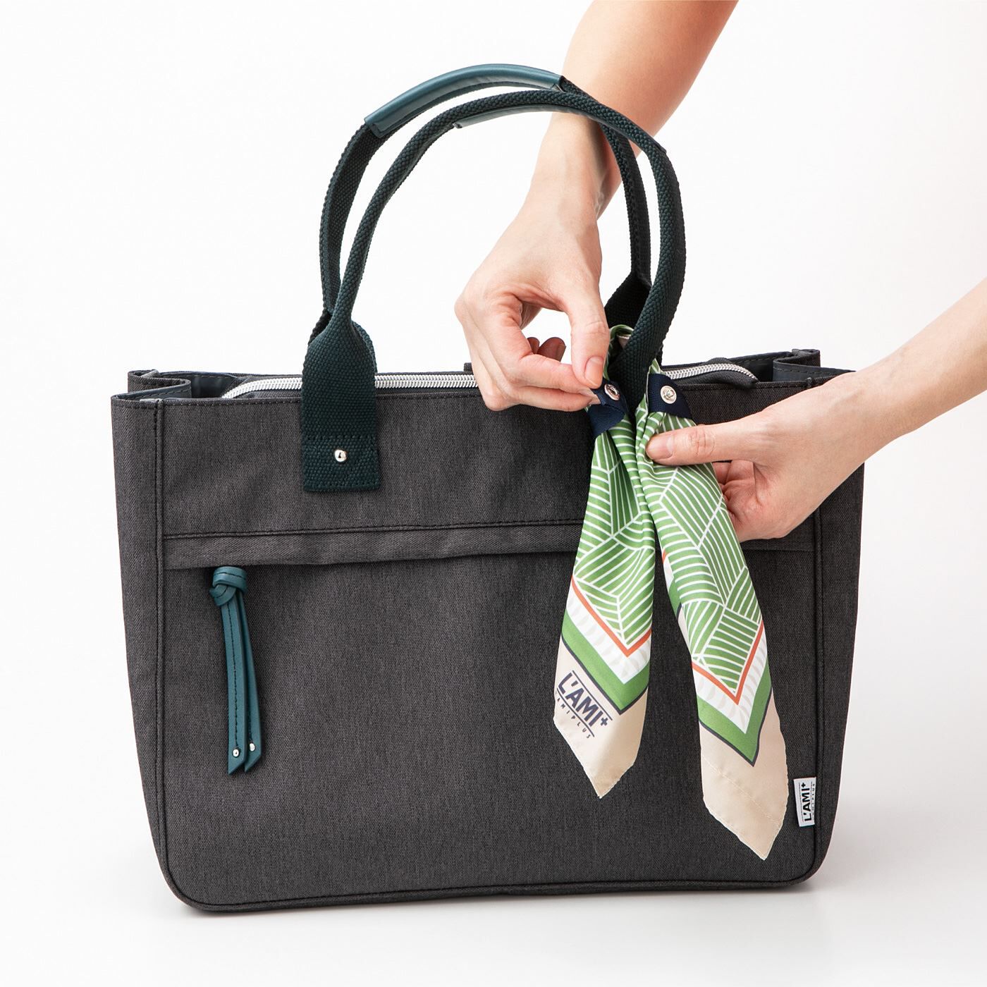 L'AMIPLUS|ラミプリュス　急な買い物も安心　結んでお出かけスカーフエコバッグ〈幾何学柄〉の会|バッグの持ち手に引っ掛けて、持ち手と一緒にリボンテープを巻いてスナップボタンを留めます。