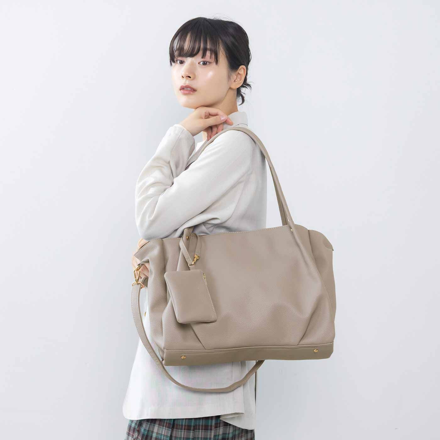 L'AMIPLUS［ラミプリュス］|ラミプリュス たっぷり入って持ち歩き軽やか パソコンポケットがある 7つ星ショルダーバッグ〈グレージュ〉