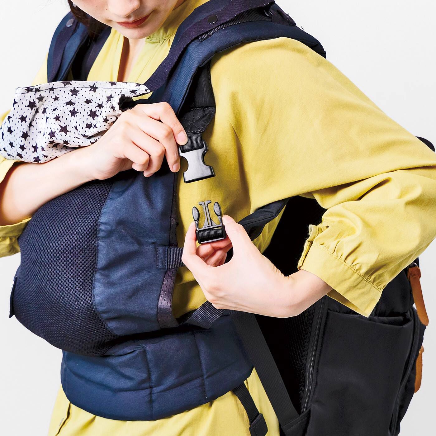 L'AMIPLUS|田中美保さん×ラミプリュス　仕分けたい荷物がスイスイ！　ワンフロアにもなる２階建てリュック〈ブラック〉|リュックのショルダー部分は背負ったまま外せるので、抱っこひもを付けながらも着脱しやすい。