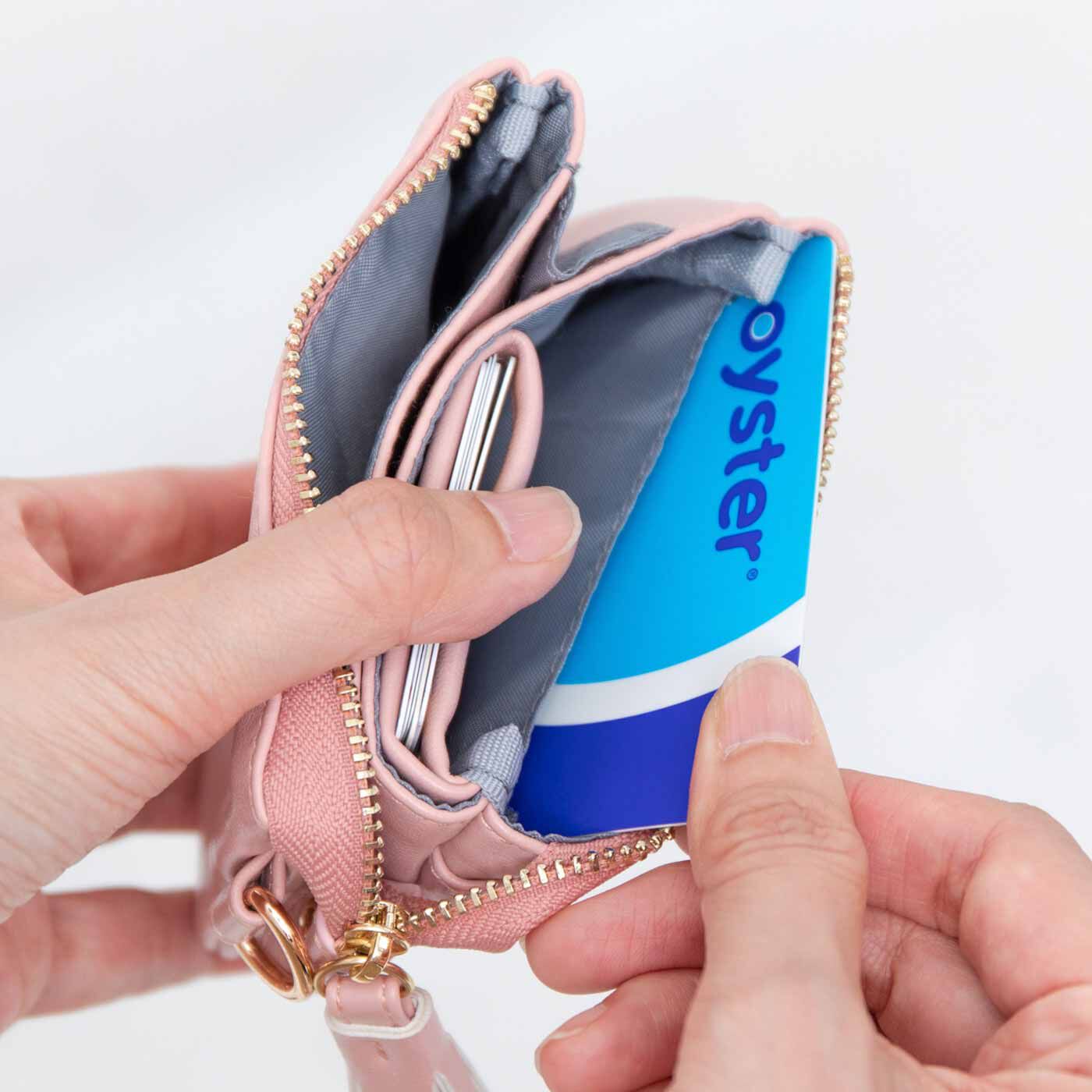 L'AMIPLUS|ラミプリュス　クリアポケットが決め手 エコレザーで作った3層設計ポーチ財布の会|スペシャルポケット とっておきの一枚を入れるところがあります。