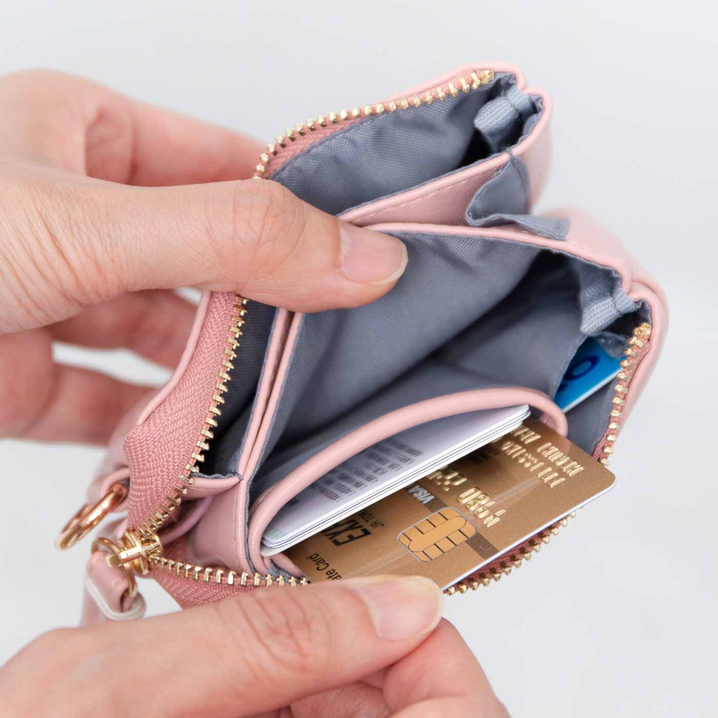 L'AMIPLUS|ラミプリュス　クリアポケットが決め手 エコレザーで作った3層設計ポーチ財布の会|サッと取り出しやすいように、カードを縦向き収納できるポケット。