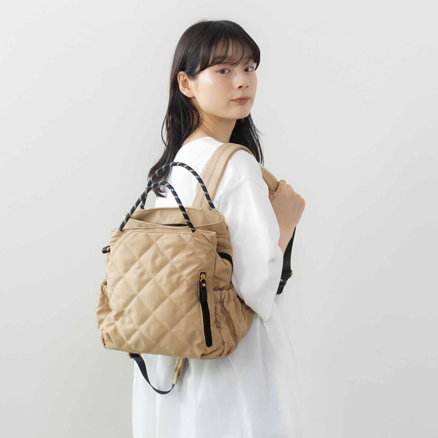 L'AMIPLUS［ラミプリュス］|ラミプリュス コロンと上品な トート持ちもできる3層キルトリュック〈パールベージュ〉