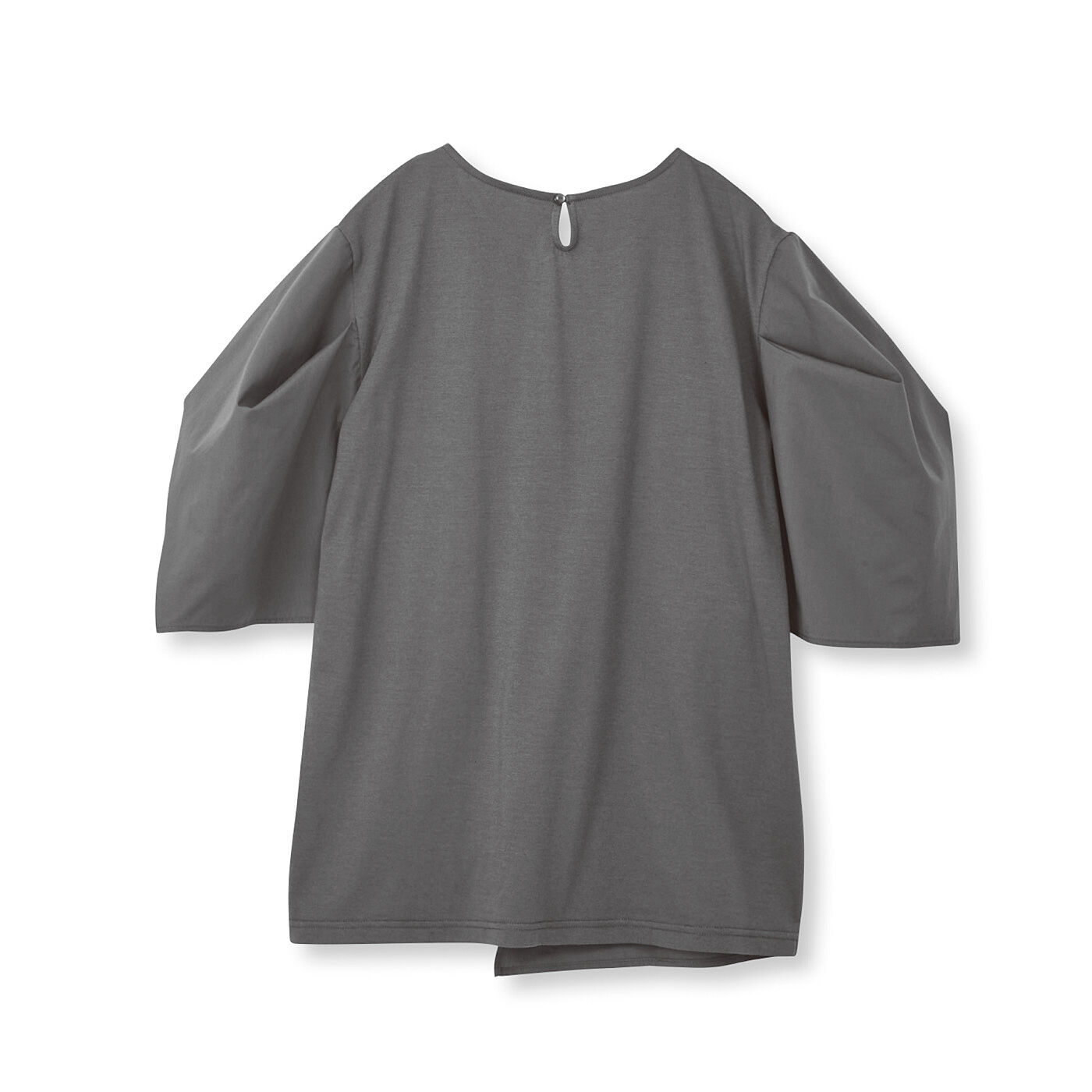 L'AMIPLUS|ラミプリュス　着心地Tシャツ見た目ブラウス風　オトナに似合うポンワリ袖トップスの会|〈BACK〉ドロップ開きがアクセントに。