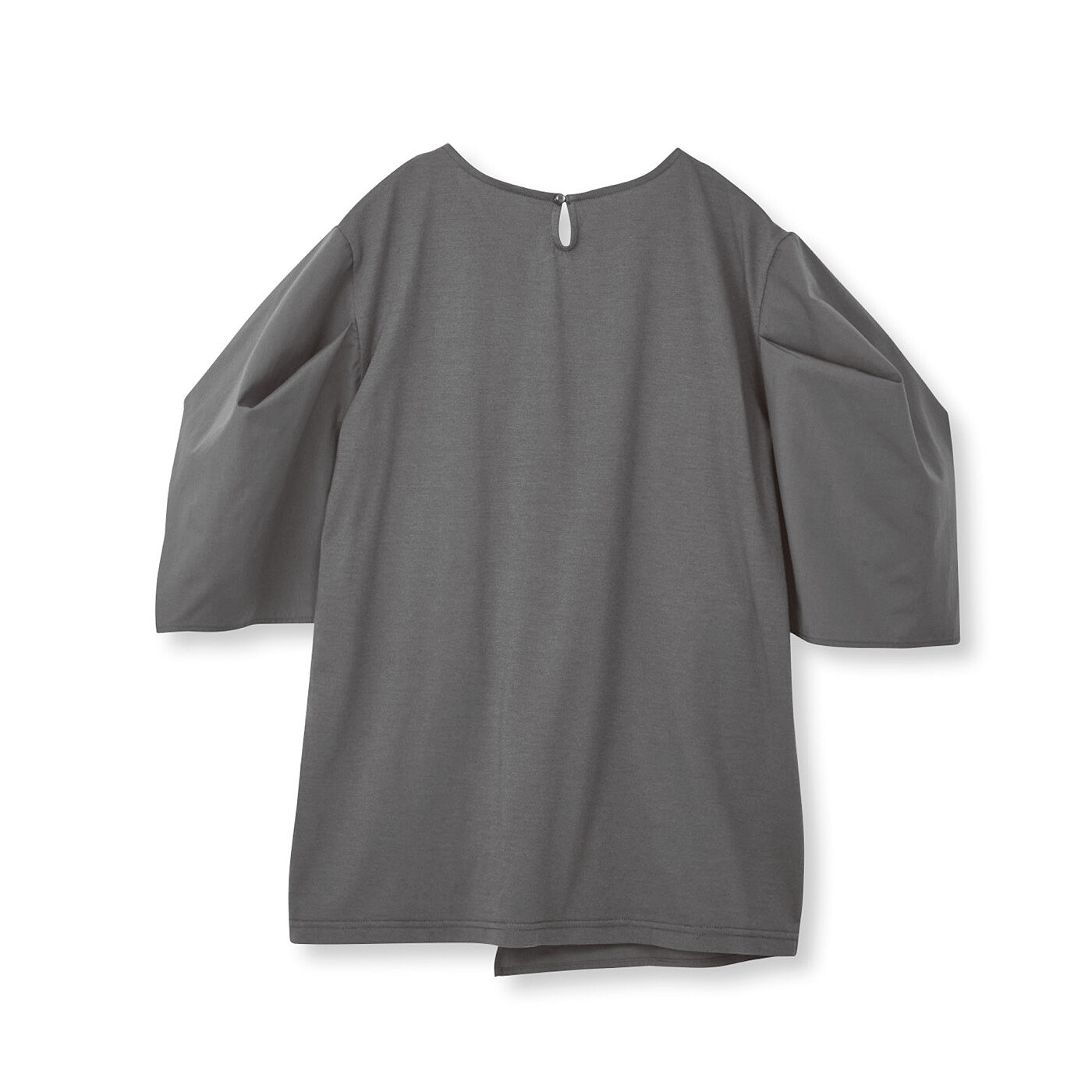 L'AMIPLUS［ラミプリュス］|ラミプリュス　着心地Tシャツ見た目ブラウス風　オトナに似合うポンワリ袖トップスの会|〈BACK〉ドロップ開きがアクセントに。