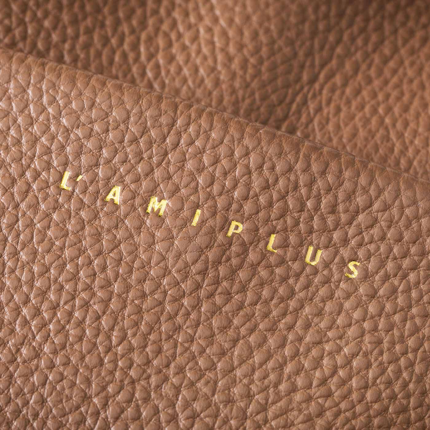 L'AMIPLUS|ラミプリュス　ポケットみたいに使い心地軽やか 本革ショルダーマイポッケ〈フラワーモカブラウン〉|シボ感が上品な本革に箔（はく）押しのロゴがキラリ。