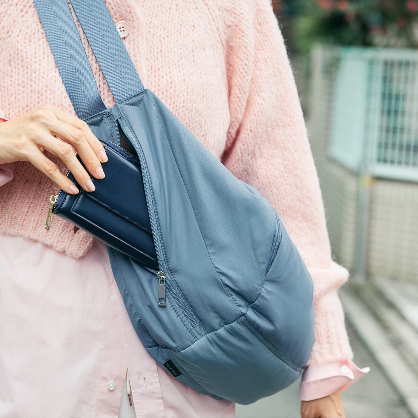 L'AMIPLUS［ラミプリュス］|ラミプリュス　いざ！というときは背負える　ほわほわ軽やか 底が丸い　クロワッサン型かえリュックの会|フロントのファスナーからも、メインスペースにアクセスできるので、取り出しやすい。