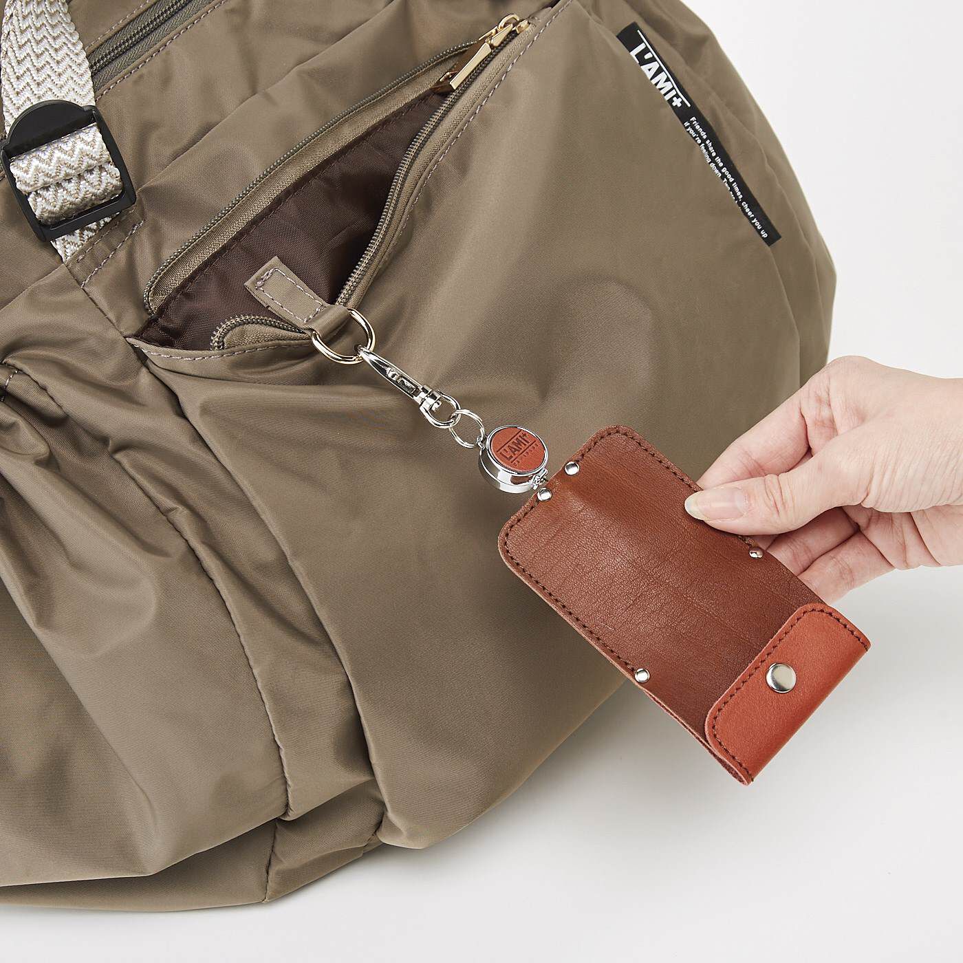 L'AMIPLUS|ラミプリュス　大量買いもらくらく！　レジカゴリュック＆サコッシュ〈カフェオレ・撥水（はっすい）加工〉|ポケットの内側にはかぎなどを付けられるDカン付き。