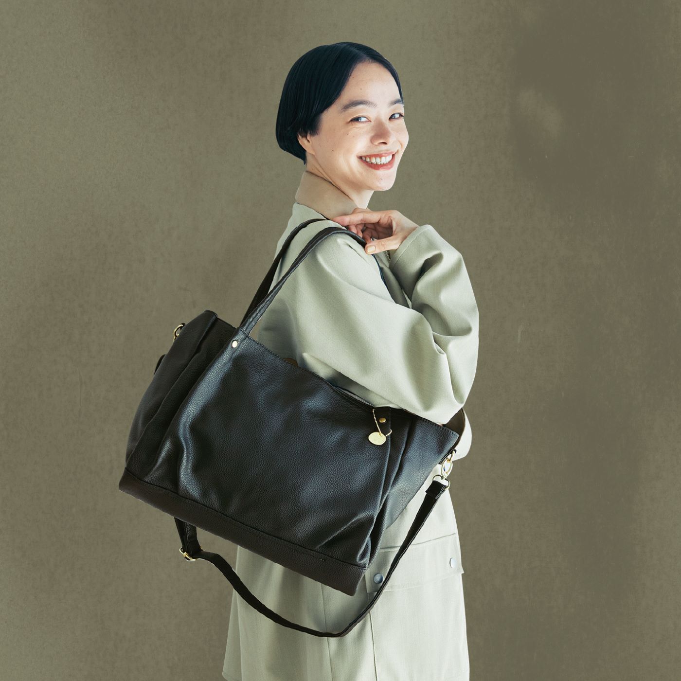 L'AMIPLUS|ラミプリュス　たっぷり入って持ち歩き軽やか 整とん美人な7つ星ショルダーバッグ〈リッチブラック〉