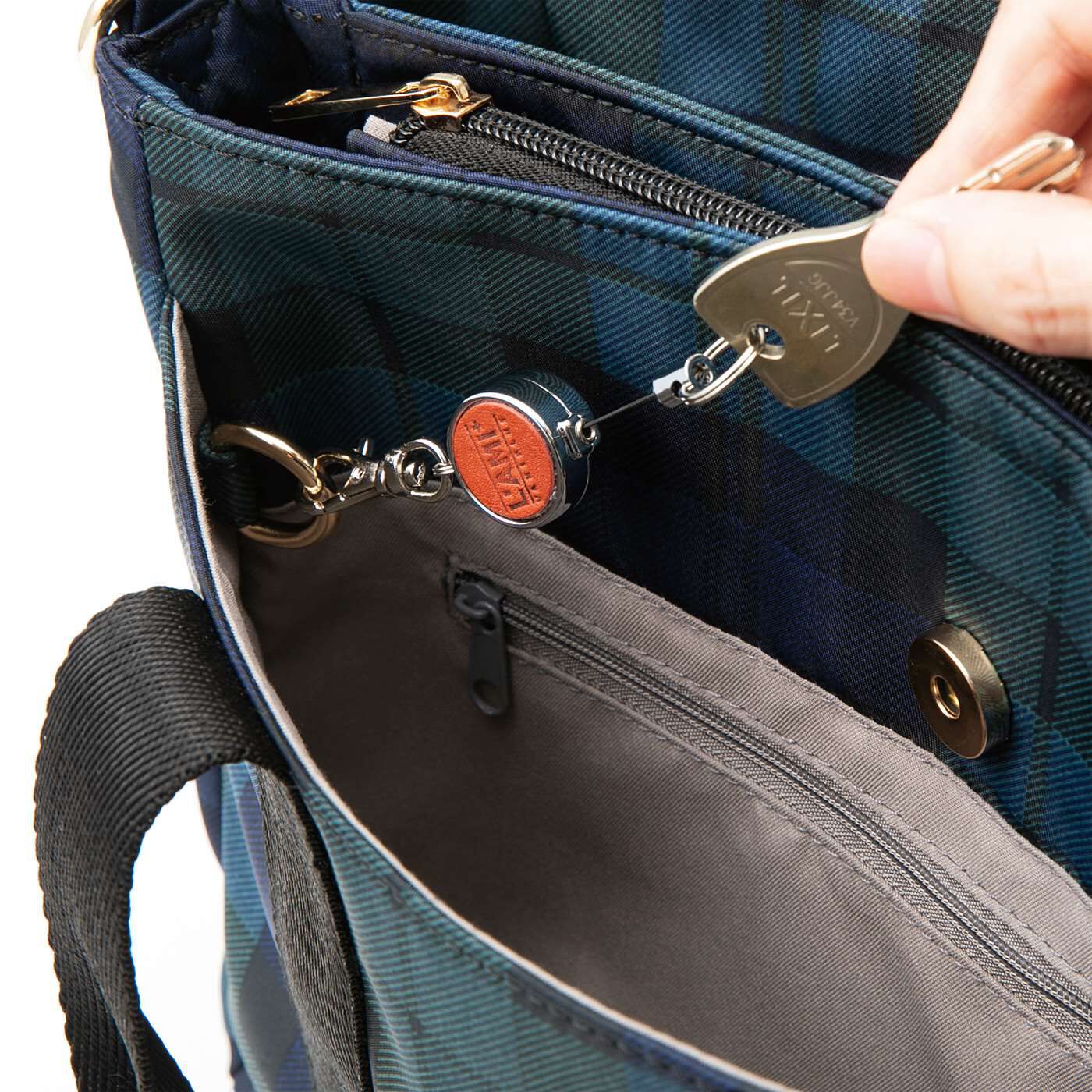 L'AMIPLUS|ラミプリュス　荷物を仕切ってすっきり収納 Tトート〈ブラックウォッチ/ミニ〉|前ポケットの中には、パスケースなどをつなぐと便利なDカンとファスナーポケット付き。